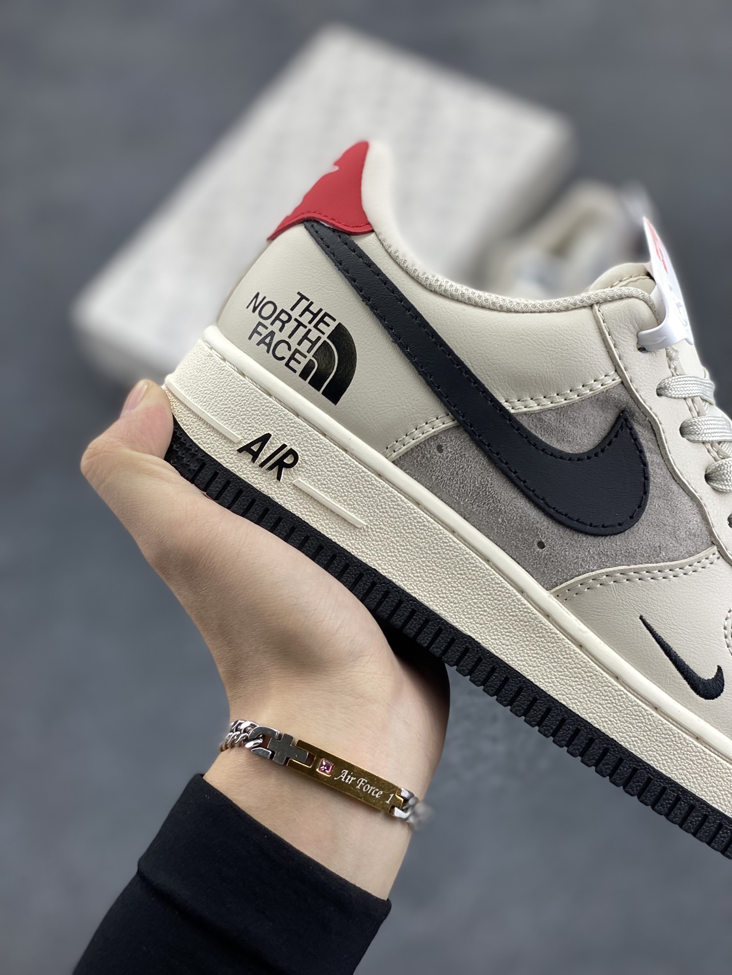 图片[6]-NIke Air Force 1 \’07 Low “北面联名–米黑红尾”空军一号 低帮 运动鞋 休闲鞋 折边针车 工艺难度大 原楦头原纸板 原装鞋盒 定制五金配件 内置全掌气垫 原厂鞋底 货号：XZ6188-309 尺码：36 36.5 37.5 38 38.5 39 40 40.5 41 42 42.5 43 44 44.5 45-选品中心