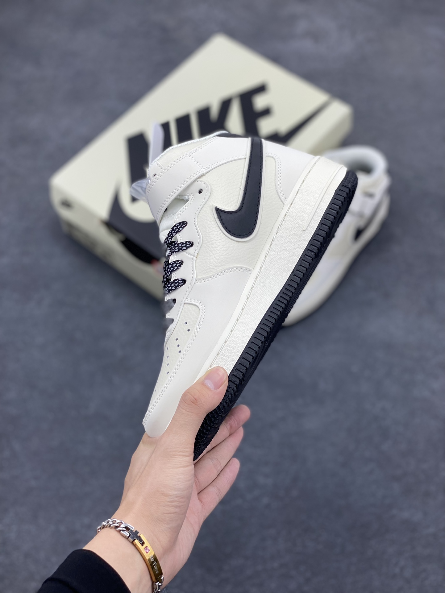 图片[3]-Nike Air Force 1 MID 米黑勾 满天星中帮空军一号休闲板鞋 客供高亮3m反光 定制头成皮料 定制鞋盒 原楦原纸板 纯正版型 内置全掌气垫 货号：SH0235-511 尺码：36 36.5 37.5 38 38.5 39 40 40.5 41 42 42.5 43 44 44.5 45-选品中心