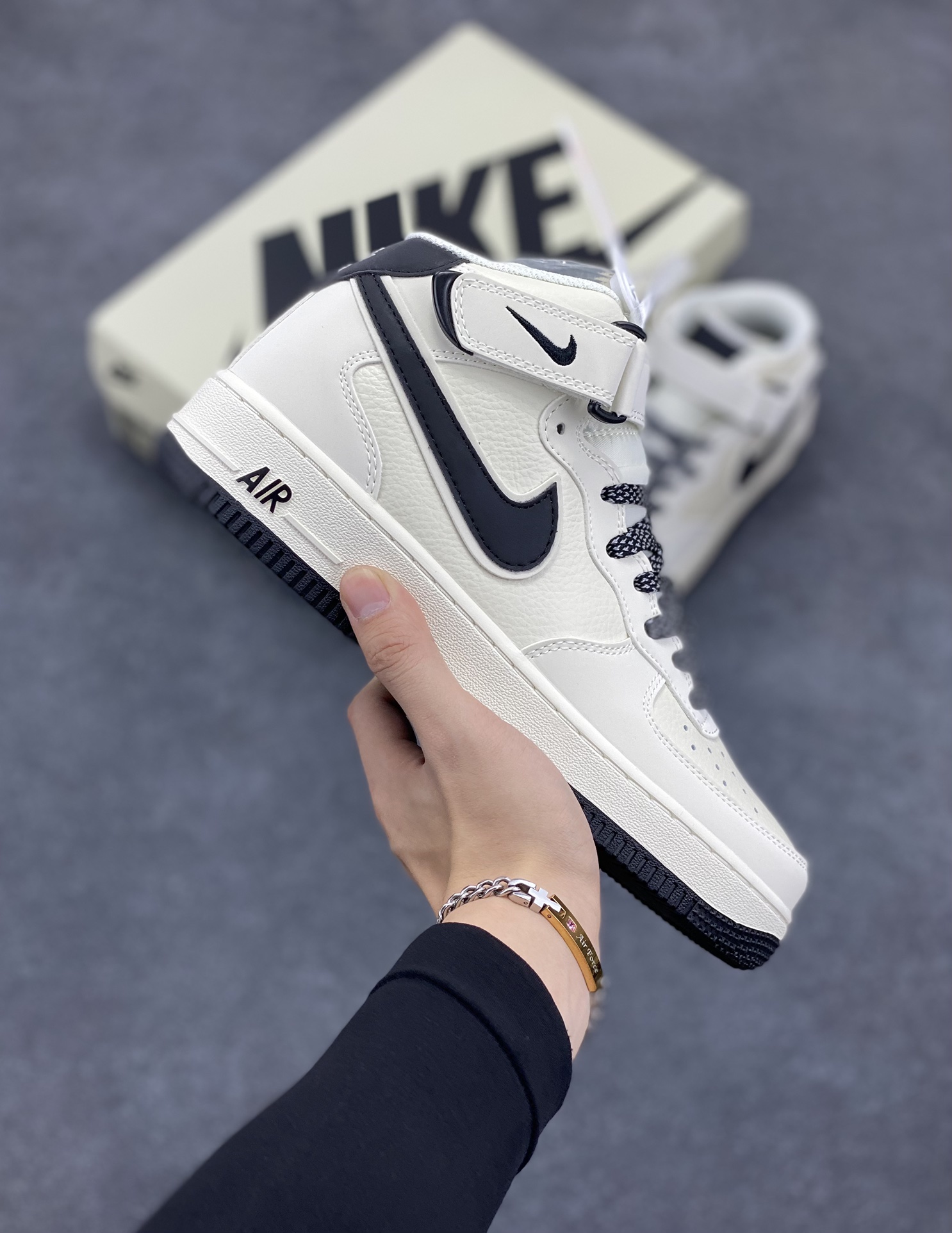 Nike Air Force 1 MID 米黑勾 满天星中帮空军一号休闲板鞋 客供高亮3m反光 定制头成皮料 定制鞋盒 原楦原纸板 纯正版型 内置全掌气垫 货号:SH0235-511 尺码:36 36.5 37.5 38 38.5 39 40 40.5 41 42 42.5 43 44 44.5 45-选品中心