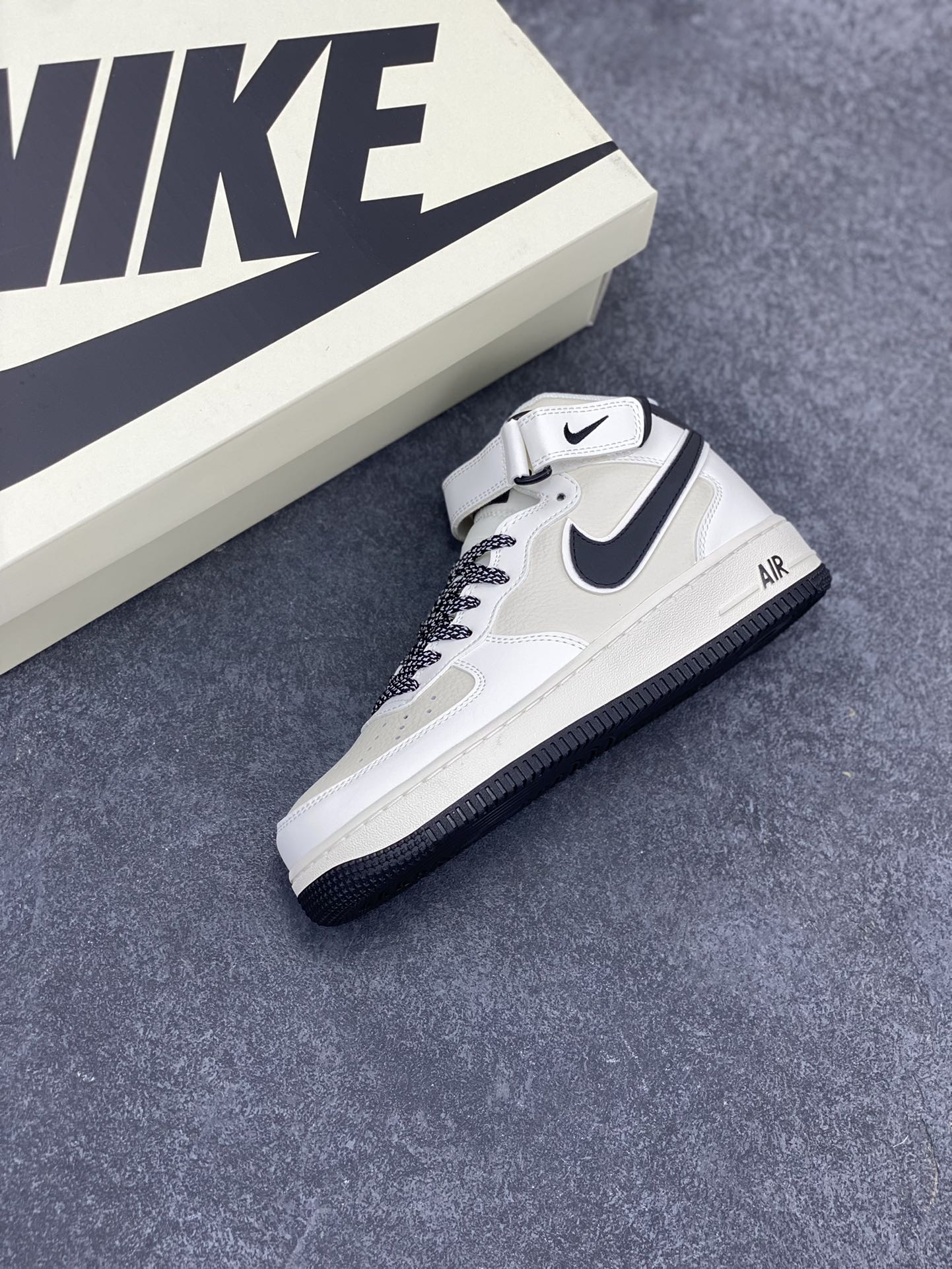 图片[7]-Nike Air Force 1 MID 米黑勾 满天星中帮空军一号休闲板鞋 客供高亮3m反光 定制头成皮料 定制鞋盒 原楦原纸板 纯正版型 内置全掌气垫 货号：SH0235-511 尺码：36 36.5 37.5 38 38.5 39 40 40.5 41 42 42.5 43 44 44.5 45-选品中心