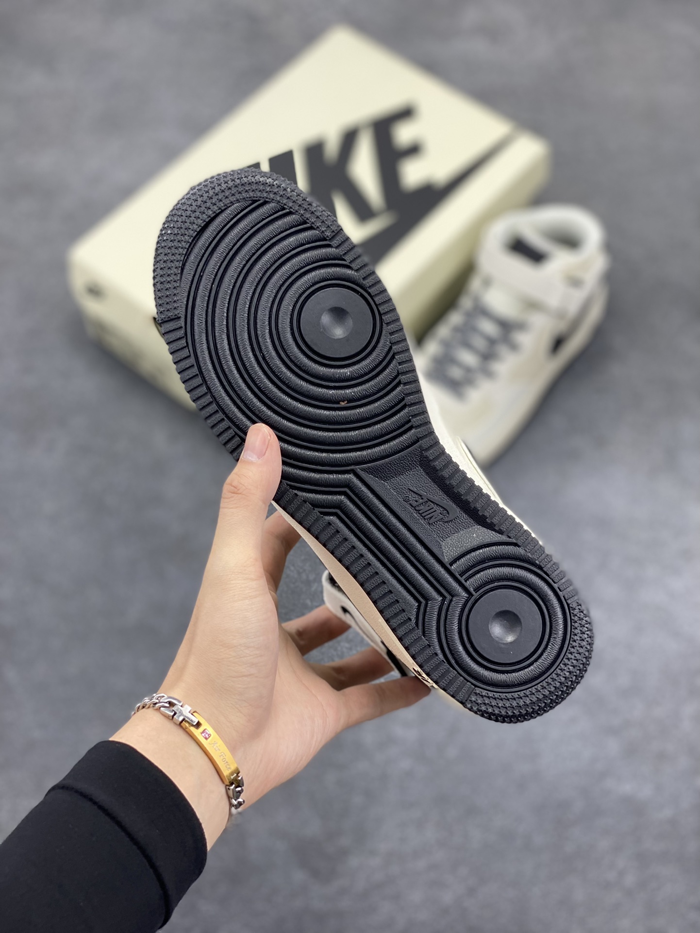 图片[5]-Nike Air Force 1 MID 米黑勾 满天星中帮空军一号休闲板鞋 客供高亮3m反光 定制头成皮料 定制鞋盒 原楦原纸板 纯正版型 内置全掌气垫 货号：SH0235-511 尺码：36 36.5 37.5 38 38.5 39 40 40.5 41 42 42.5 43 44 44.5 45-选品中心