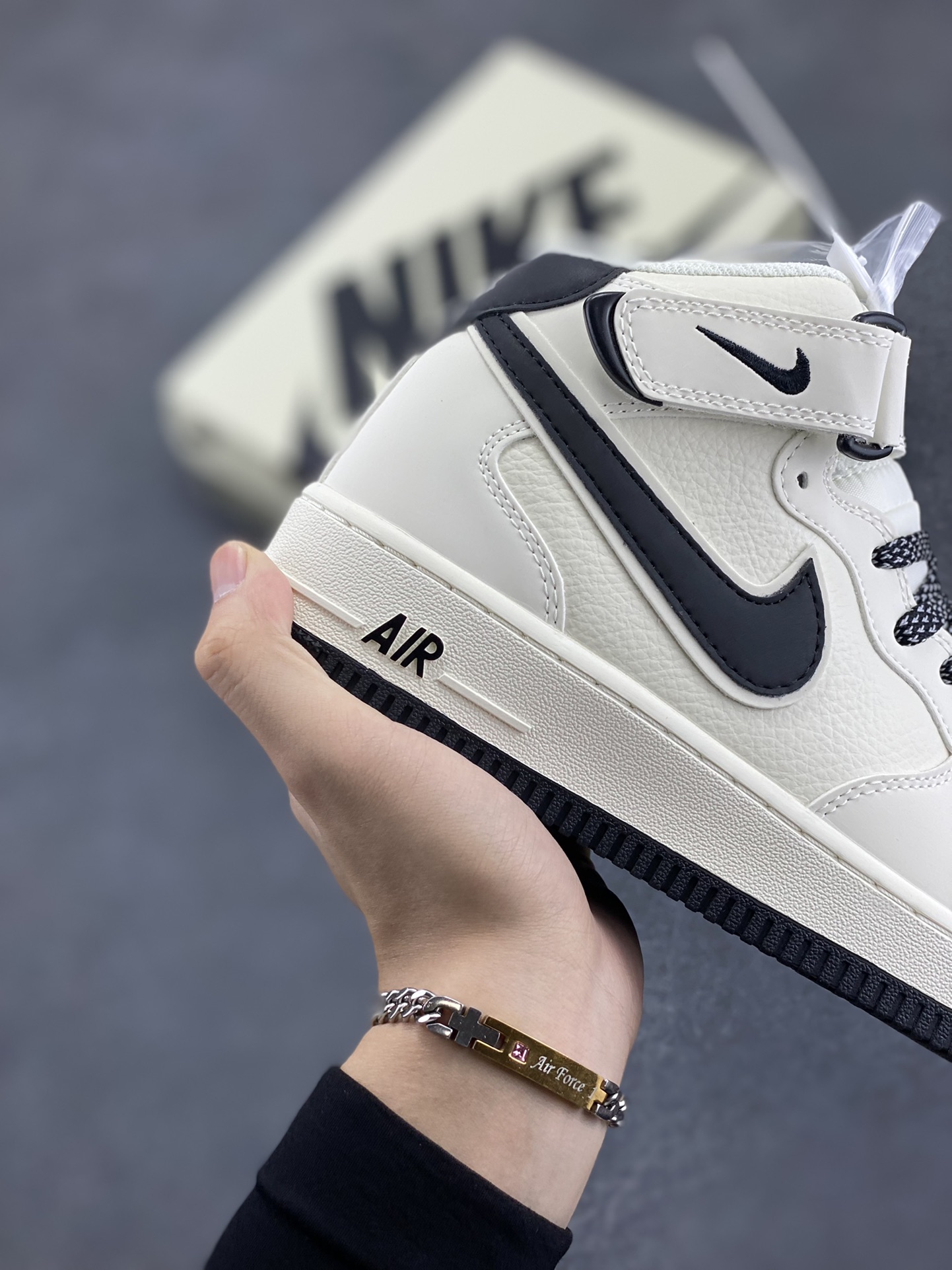 图片[6]-Nike Air Force 1 MID 米黑勾 满天星中帮空军一号休闲板鞋 客供高亮3m反光 定制头成皮料 定制鞋盒 原楦原纸板 纯正版型 内置全掌气垫 货号：SH0235-511 尺码：36 36.5 37.5 38 38.5 39 40 40.5 41 42 42.5 43 44 44.5 45-选品中心