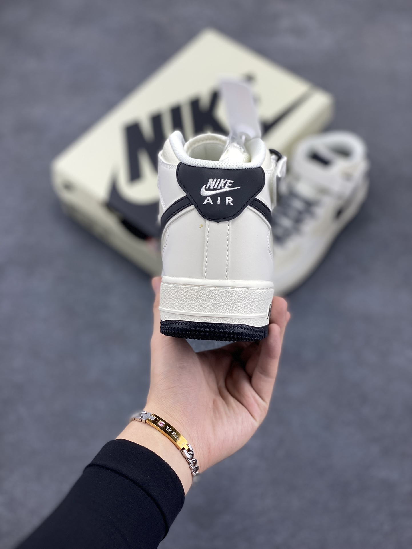 图片[4]-Nike Air Force 1 MID 米黑勾 满天星中帮空军一号休闲板鞋 客供高亮3m反光 定制头成皮料 定制鞋盒 原楦原纸板 纯正版型 内置全掌气垫 货号：SH0235-511 尺码：36 36.5 37.5 38 38.5 39 40 40.5 41 42 42.5 43 44 44.5 45-选品中心