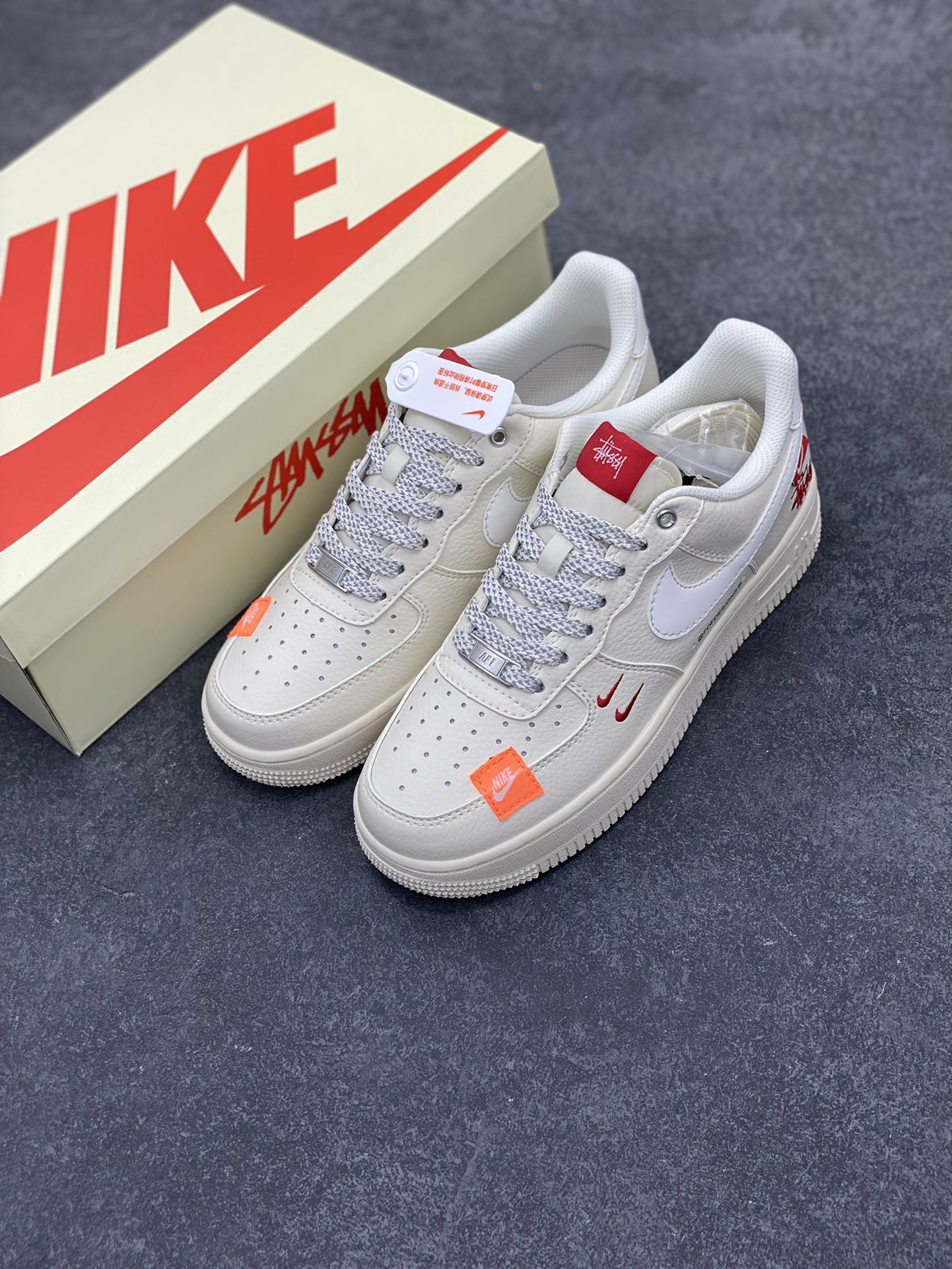 图片[8]-NIke Air Force 1 \’07 Low “斯图西联名–米白双勾红标”空军一号 低帮 运动鞋 休闲鞋 折边针车 工艺难度大 原楦头原纸板 原装鞋盒 定制五金配件 内置全掌气垫 原厂鞋底 货号：SJ6698-013 尺码：36 36.5 37.5 38 38.5 39 40 40.5 41 42 42.5 43 44 44.5 45-选品中心