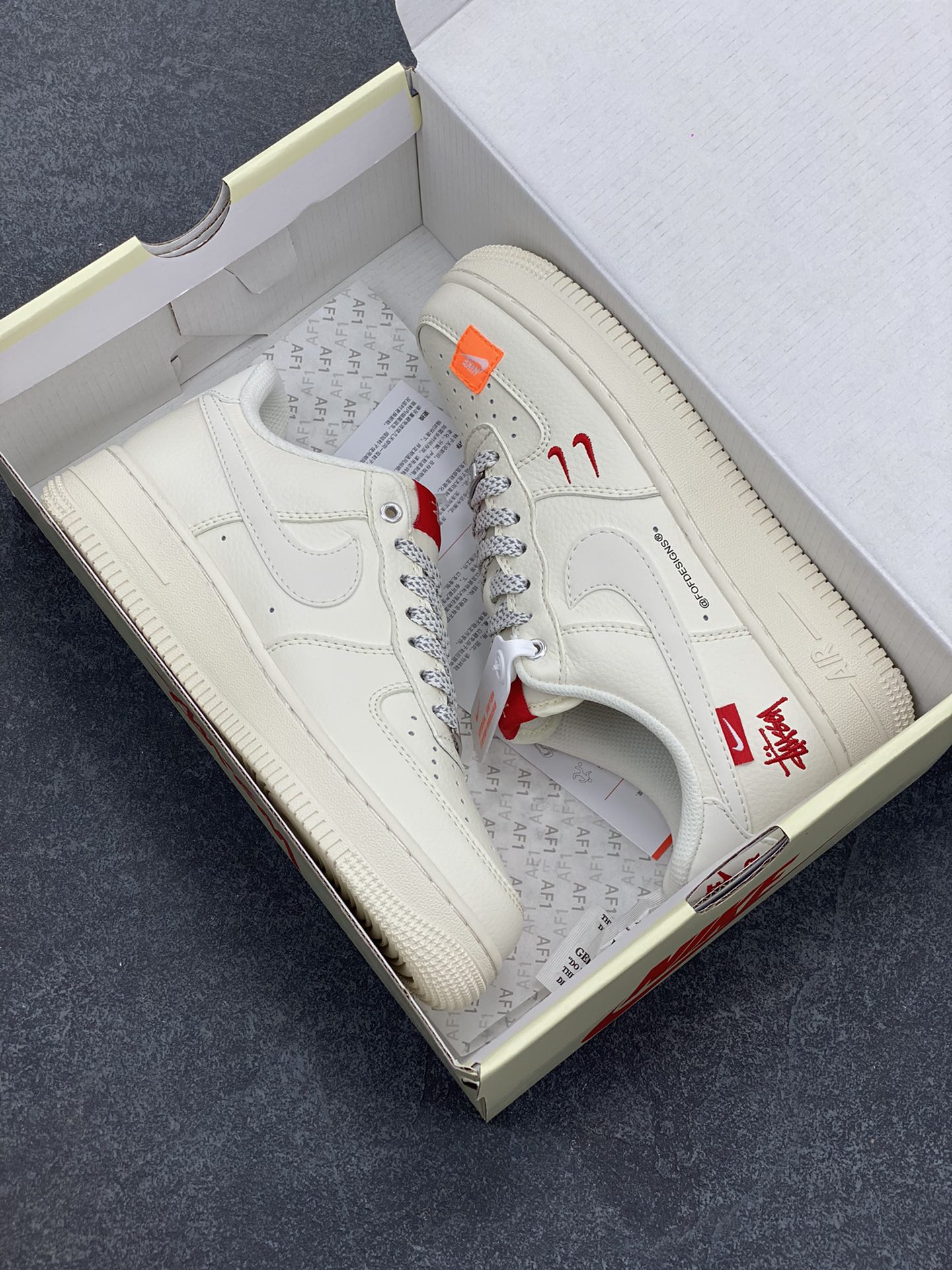 图片[9]-NIke Air Force 1 \’07 Low “斯图西联名–米白双勾红标”空军一号 低帮 运动鞋 休闲鞋 折边针车 工艺难度大 原楦头原纸板 原装鞋盒 定制五金配件 内置全掌气垫 原厂鞋底 货号：SJ6698-013 尺码：36 36.5 37.5 38 38.5 39 40 40.5 41 42 42.5 43 44 44.5 45-选品中心