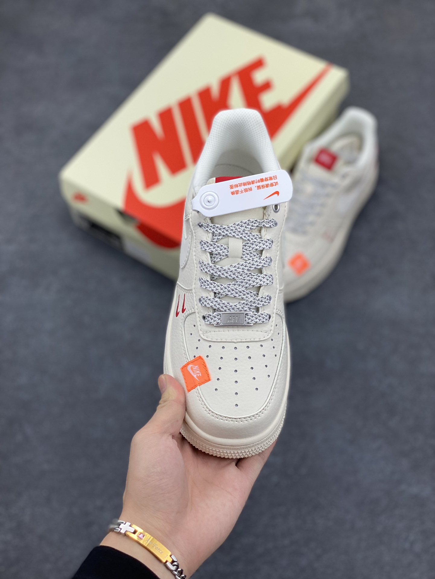 图片[2]-NIke Air Force 1 \’07 Low “斯图西联名–米白双勾红标”空军一号 低帮 运动鞋 休闲鞋 折边针车 工艺难度大 原楦头原纸板 原装鞋盒 定制五金配件 内置全掌气垫 原厂鞋底 货号：SJ6698-013 尺码：36 36.5 37.5 38 38.5 39 40 40.5 41 42 42.5 43 44 44.5 45-选品中心