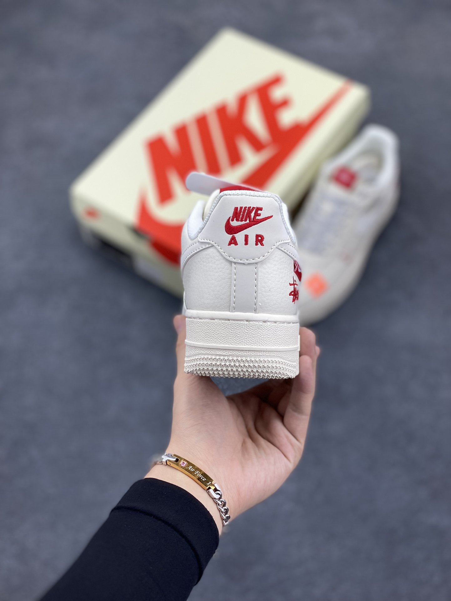 图片[4]-NIke Air Force 1 \’07 Low “斯图西联名–米白双勾红标”空军一号 低帮 运动鞋 休闲鞋 折边针车 工艺难度大 原楦头原纸板 原装鞋盒 定制五金配件 内置全掌气垫 原厂鞋底 货号：SJ6698-013 尺码：36 36.5 37.5 38 38.5 39 40 40.5 41 42 42.5 43 44 44.5 45-选品中心