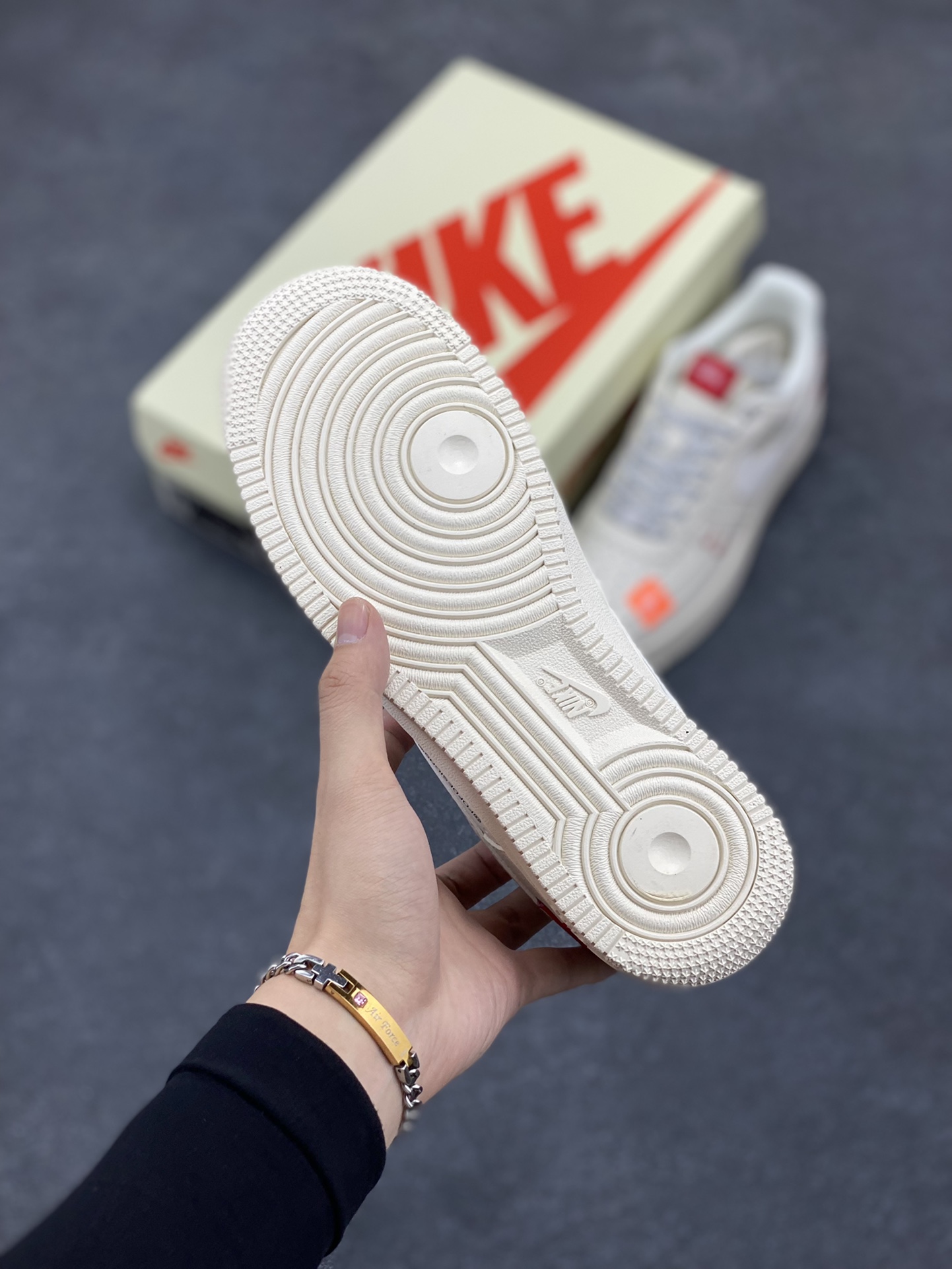 图片[5]-NIke Air Force 1 \’07 Low “斯图西联名–米白双勾红标”空军一号 低帮 运动鞋 休闲鞋 折边针车 工艺难度大 原楦头原纸板 原装鞋盒 定制五金配件 内置全掌气垫 原厂鞋底 货号：SJ6698-013 尺码：36 36.5 37.5 38 38.5 39 40 40.5 41 42 42.5 43 44 44.5 45-选品中心