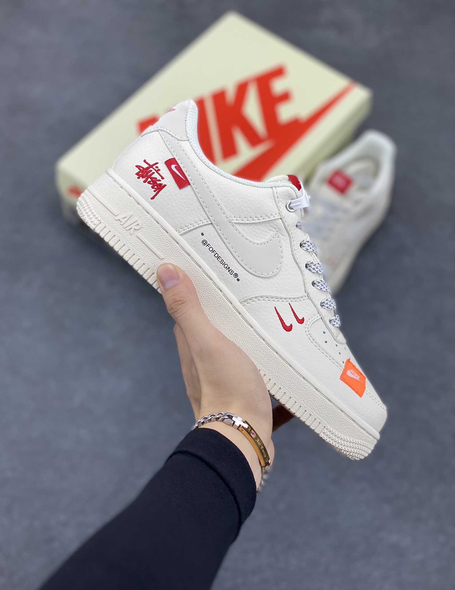 NIke Air Force 1 \'07 Low “斯图西联名--米白双勾红标”空军一号 低帮 运动鞋 休闲鞋 折边针车 工艺难度大 原楦头原纸板 原装鞋盒 定制五金配件 内置全掌气垫 原厂鞋底 货号：SJ6698-013 尺码：36 36.5 37.5 38 38.5 39 40 40.5 41 42 42.5 43 44 44.5 45-选品中心