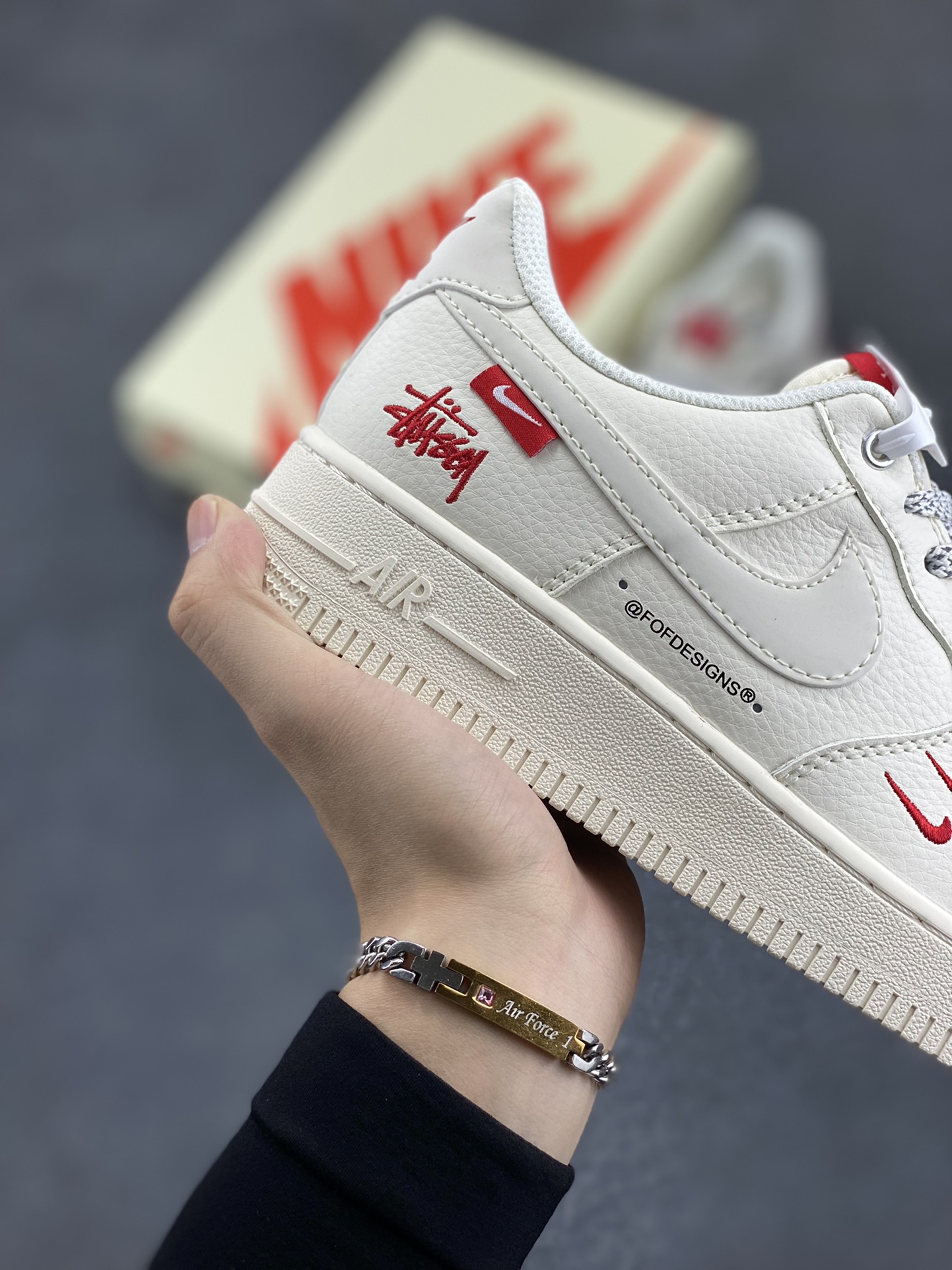 图片[6]-NIke Air Force 1 \’07 Low “斯图西联名–米白双勾红标”空军一号 低帮 运动鞋 休闲鞋 折边针车 工艺难度大 原楦头原纸板 原装鞋盒 定制五金配件 内置全掌气垫 原厂鞋底 货号：SJ6698-013 尺码：36 36.5 37.5 38 38.5 39 40 40.5 41 42 42.5 43 44 44.5 45-选品中心