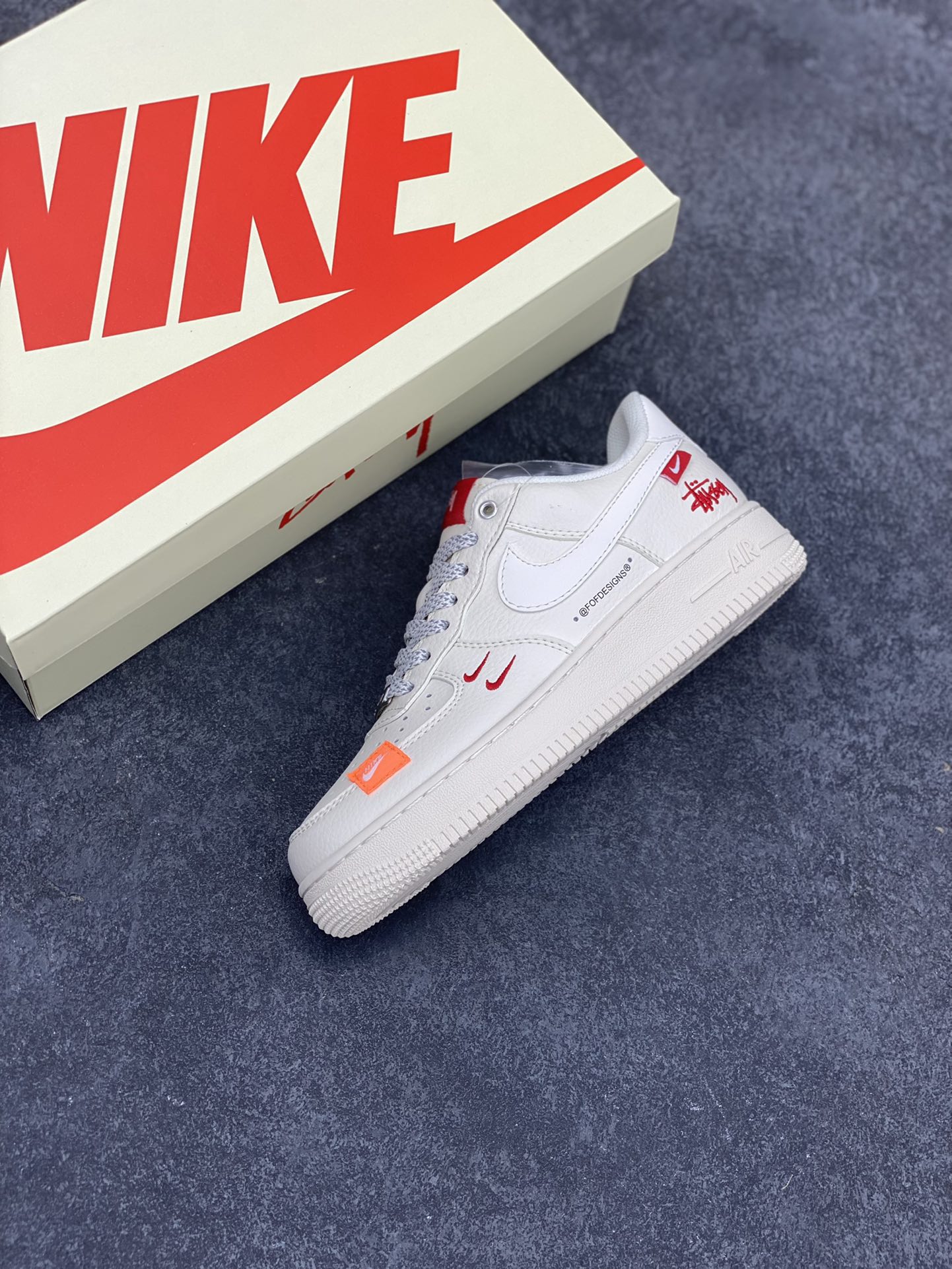 图片[7]-NIke Air Force 1 \’07 Low “斯图西联名–米白双勾红标”空军一号 低帮 运动鞋 休闲鞋 折边针车 工艺难度大 原楦头原纸板 原装鞋盒 定制五金配件 内置全掌气垫 原厂鞋底 货号：SJ6698-013 尺码：36 36.5 37.5 38 38.5 39 40 40.5 41 42 42.5 43 44 44.5 45-选品中心