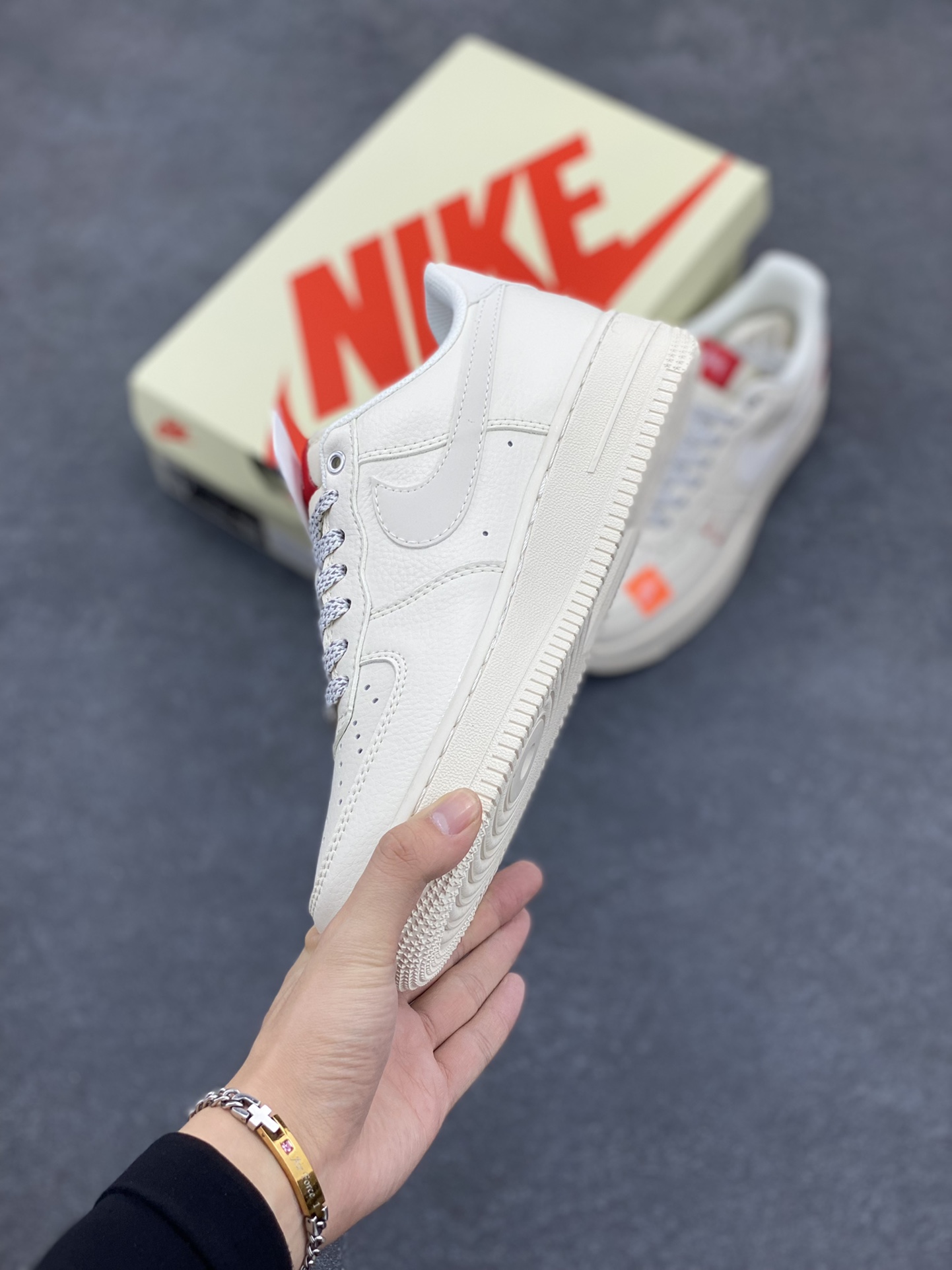 图片[3]-NIke Air Force 1 \’07 Low “斯图西联名–米白双勾红标”空军一号 低帮 运动鞋 休闲鞋 折边针车 工艺难度大 原楦头原纸板 原装鞋盒 定制五金配件 内置全掌气垫 原厂鞋底 货号：SJ6698-013 尺码：36 36.5 37.5 38 38.5 39 40 40.5 41 42 42.5 43 44 44.5 45-选品中心