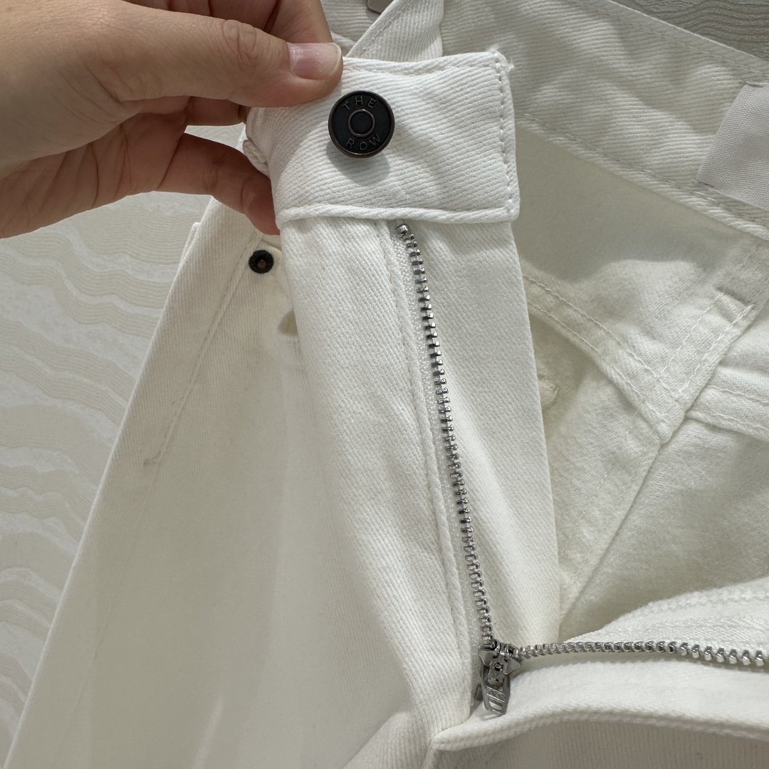 爆单推荐❤️原单品质，Row风法棍🥖白色阔腿直筒牛仔裤，进口加绒磨毛牛仔工艺保暖又显瘦！妈生大长腿直筒裤