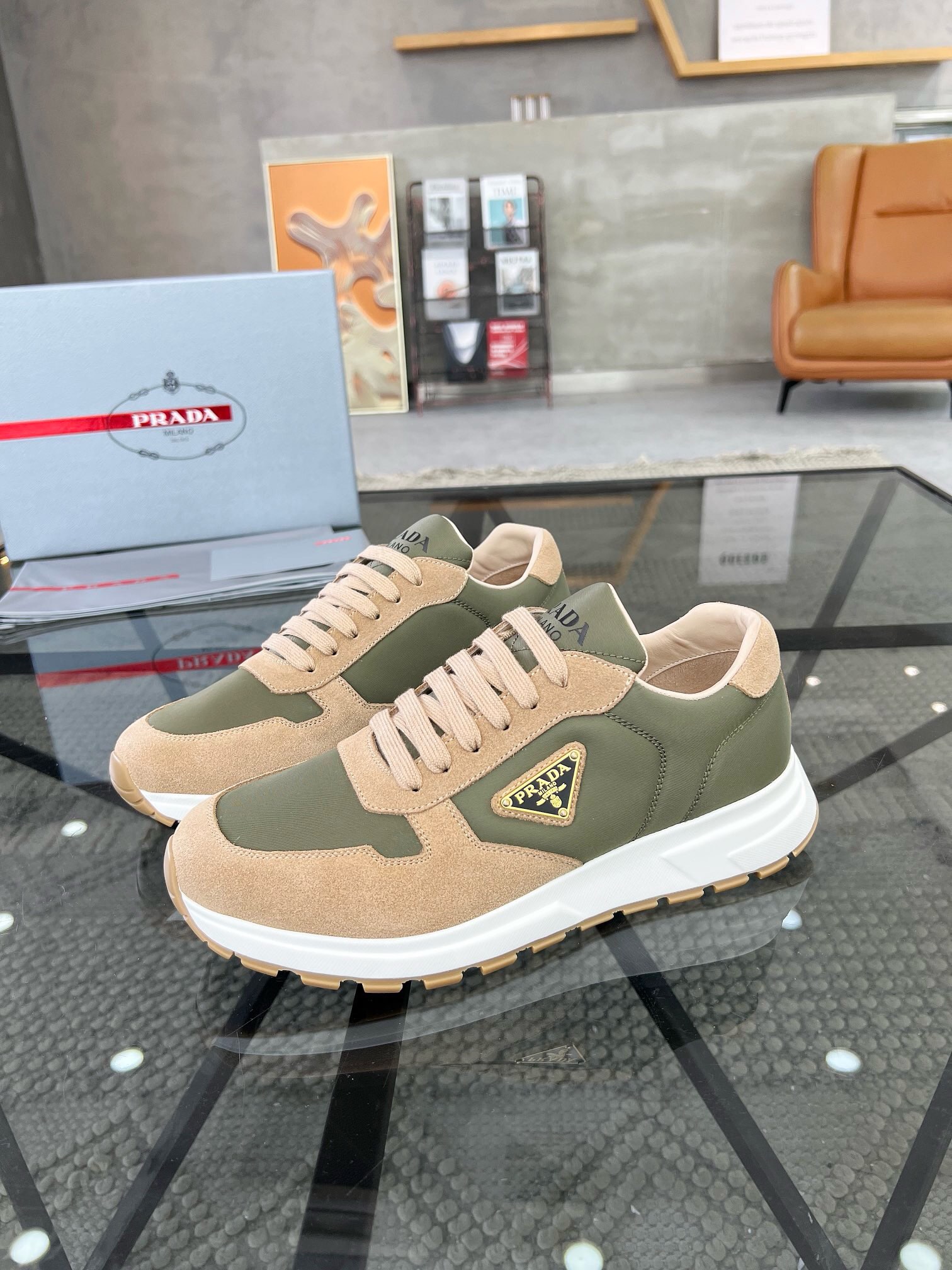 NO:221200,Brand P R A D A Color Original Color Pair Number 39-44 Customized 45 Price Material Prada New Product Original Single-Place Low-top Casual Sports Shoes!  The upper is made of original soft cowhide with Prada logo cowhide inner lining. The original molded outsole of cowhide is made of high quality, worth owning. Prada, prada, sneakers, cowhide19860909品牌P R A D A 颜色原版配色 码数39-44定做45 价格 材质普拉达新品原单货低帮休闲运动鞋！鞋面采用原版柔软牛皮搭配普拉达标识牛皮内里 牛皮垫脚原版开模大底、高品质值得拥有,普拉达,prada,sneakers,cowhide,Men's shoes