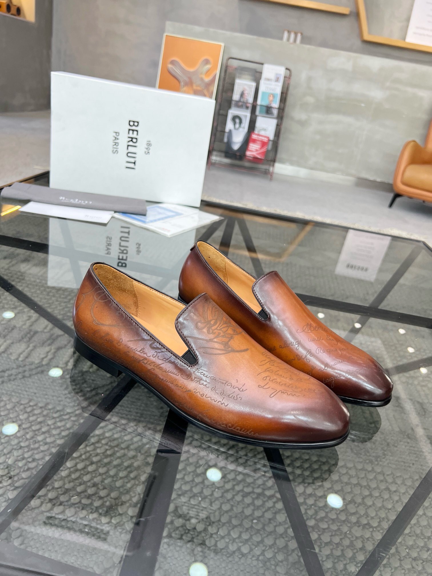 NO:219799,Brand Berluti color original color matching 39-44 Custom made 38.45.4647 Price Material Berluti new style high-end Top · Original single Ber* Berluti French top men's shoes, Berluti brand's debut broke the convention and launched a new Edge last. This bold improvement of the iconic last is of great significance to its unique shape and width creative work. On Alessandro shoes, this angular outline is made by Kris' bold and professional new Cloudy dyeing makes it look more perspective. It is both business and casual. Classic and fashionable!  The handwritten patterns on the shoe body add a lot of color, Berluti, christian louboutin, Dolce & Gabbana19860909品牌Berluti 颜色原版配色 码数39-44定做38.45.4647 价格 材质伯尔鲁帝新款 高端 顶级·原单Ber*布鲁提法国顶级男鞋,Berluti品牌的首秀中打破常规,推出全新的Edge鞋楦.标志性鞋楦的这种大胆改良,对于其独特形状和边宽创意工作意义重大、在Alessandro鞋履上,这种棱角分明的轮廓经Kris大胆专业的全新Cloudy 染色显得更有透视感.既商务又休闲.经典时尚！鞋身的手写纹更为其增色不少,Berluti 布鲁提,christian louboutin,Dolce&Gabbana,Men's shoes