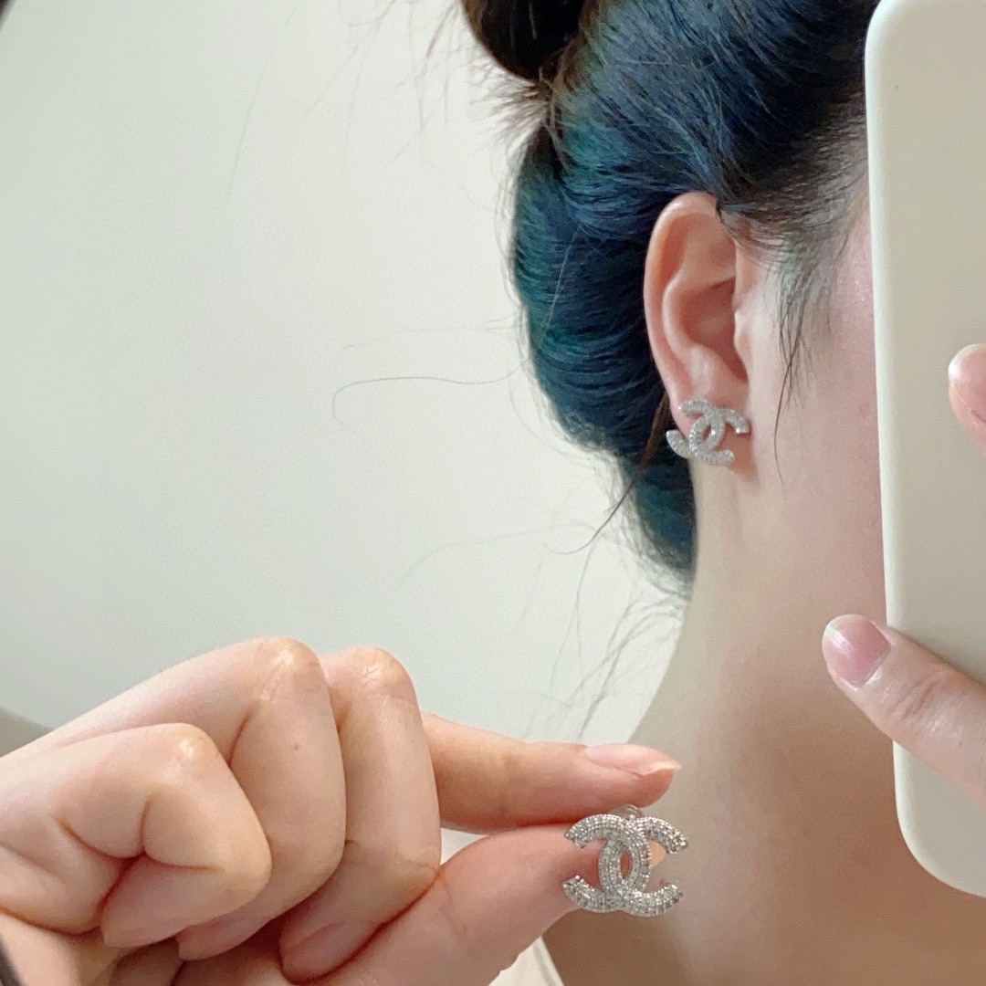 NO:110461,The new style of small fragrance Chanel Chanel is inlaid with diamond earrings. The original version is the same as the original item!  High-end customization Every detail is comparable to the authentic counters. The only one in the industry in the world that buys genuine products from the counters all year round is very easy to match, jewelry quality, chanel, chanel19860909小香风新款 Chanel香奈儿镶嵌满钻小耳钉 原版一摸一样的原单货！高端定制 每一个细节媲美专柜正品,业内仅此一家全世界专柜自购正品打版一年四季非常好搭配的一款,饰品精品,chanel,chanel,Jewelry