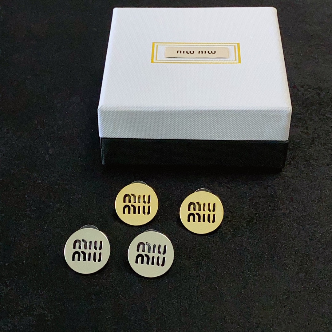 新款 缪缪(MIUMIU)圆形镂空字母设计耳钉👌😍就是小仙女 必备单品 非常有女人气质 超美耳环、个人非常喜欢💕网红同款 时尚潮流 Zp 9