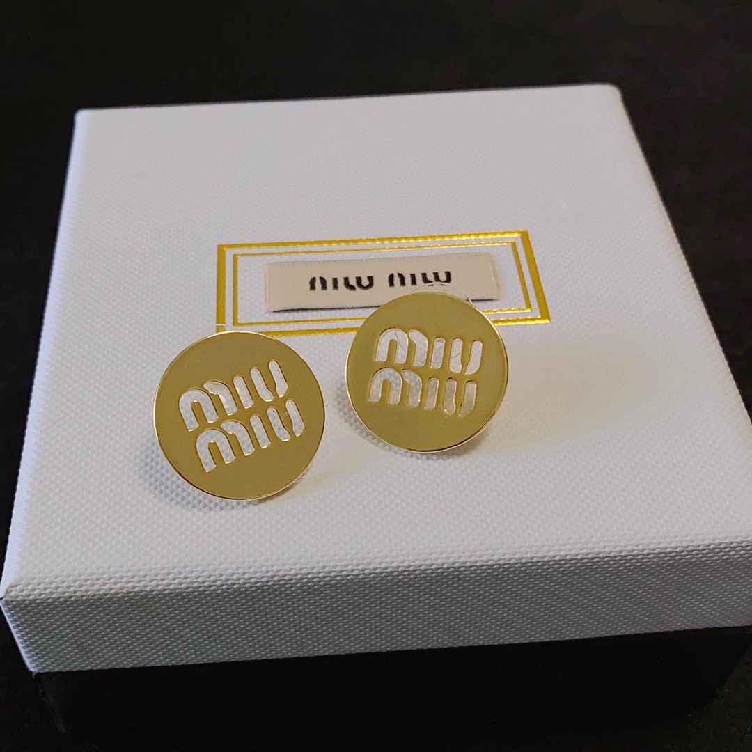 新款 缪缪(MIUMIU)圆形镂空字母设计耳钉👌😍就是小仙女 必备单品 非常有女人气质 超美耳环、个人非常喜欢💕网红同款 时尚潮流 Zp 6