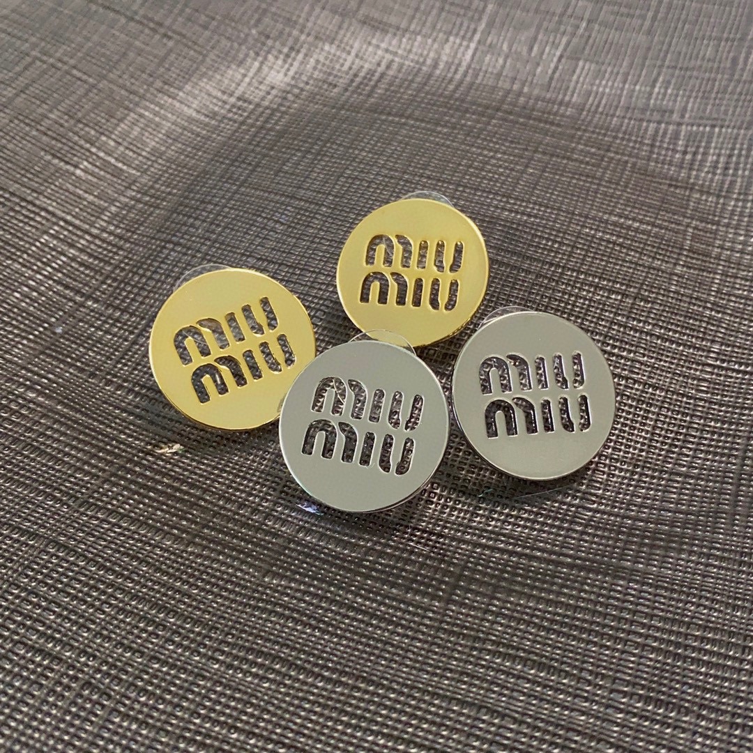 新款 缪缪(MIUMIU)圆形镂空字母设计耳钉👌😍就是小仙女 必备单品 非常有女人气质 超美耳环、个人非常喜欢💕网红同款 时尚潮流 Zp 7