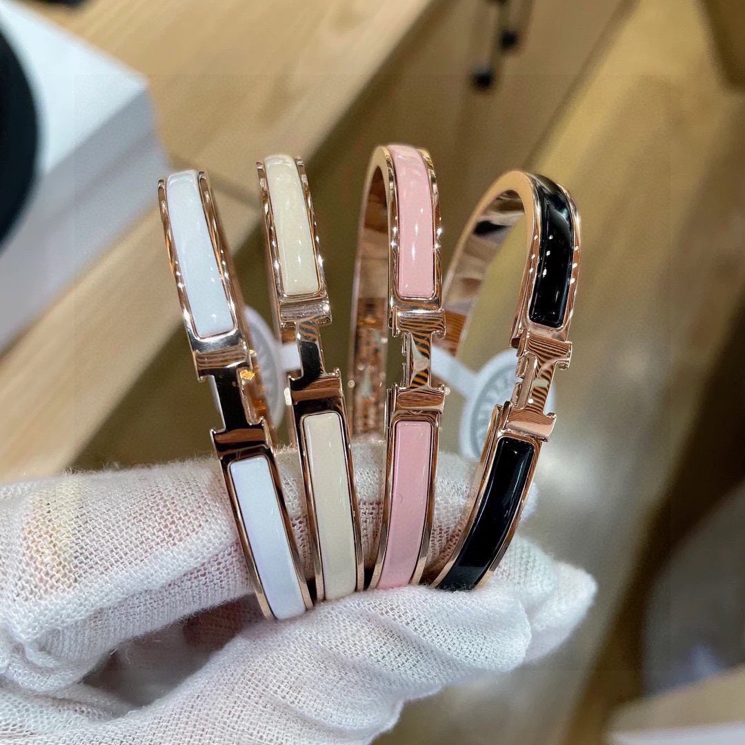 NO:113783,Recommended popular products. The genuine Hermes Hermes enamel bracelet small narrow version and fine high-end version. The one-to-one precision version is delicate and smooth. The narrow version has been loved by MM since its launch. Every color has its unique brilliance!  The effect is very good!  The smallest one!  More durable than ordinary models, it shows fair skin color, Tiffany green is so beautiful, jewelry quality, hermes, hermes, bracelet19860909爆款推荐正品级别爱马仕Hermes珐琅手镯小号窄版细款高版本一比一精工版 做工细腻光滑窄版从上市以来一直深受MM喜爱每一种颜色都有它独一无二的光彩！上手效果非常好看！最细小的一款！比普通款更耐看显肤色白皙蒂芙妮绿也太美了吧,饰品精品,hermes,hermes,bracelet,Jewelry