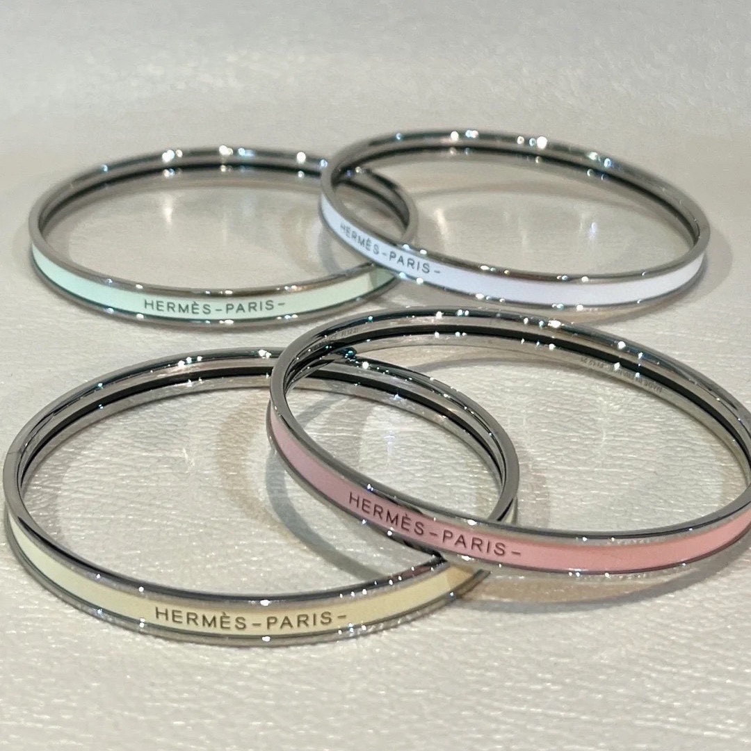 NO:113784,Recommended by the popular products of Xiaohongshu Hermes enamel bracelet small and fine style high-end version one-to-one precision version. The narrow version has been loved by MM since its launch. Every color has its unique brilliance!  The effect is very good!  The smallest one!  More durable than ordinary models, it shows fair skin color, Tiffany green is so beautiful, jewelry quality, hermes, hermes, bracelet19860909小红书爆款推荐爱马仕Hermes珐琅手镯小号细款高版本一比一精工版 窄版从上市以来一直深受MM喜爱每一种颜色都有它独一无二的光彩！上手效果非常好看！最细小的一款！比普通款更耐看显肤色白皙蒂芙妮绿也太美了吧,饰品精品,hermes,hermes,bracelet,Jewelry