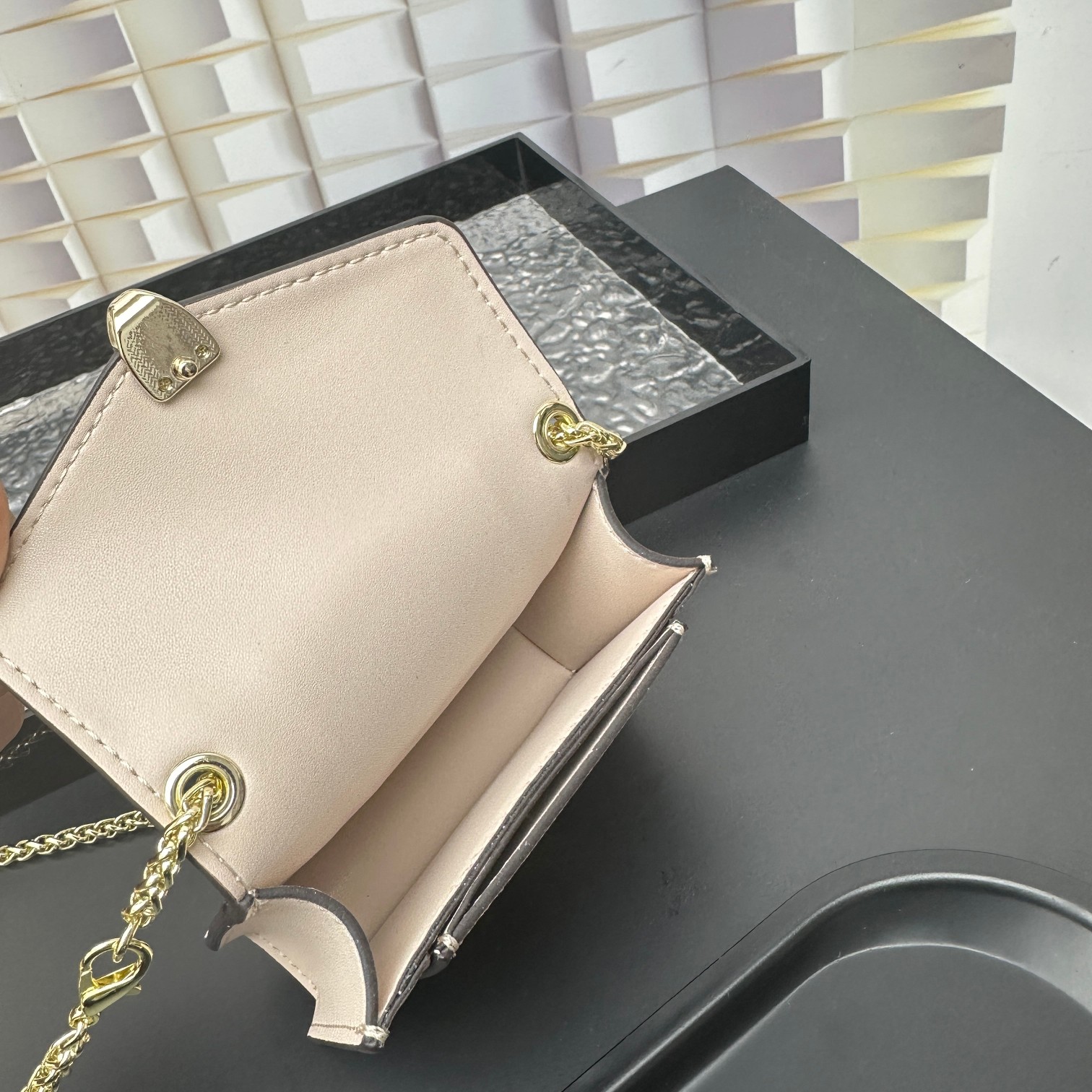 The Row Classic Handcrafted Luxury Leather Shoulder Bag Ref.06044F2D 8
