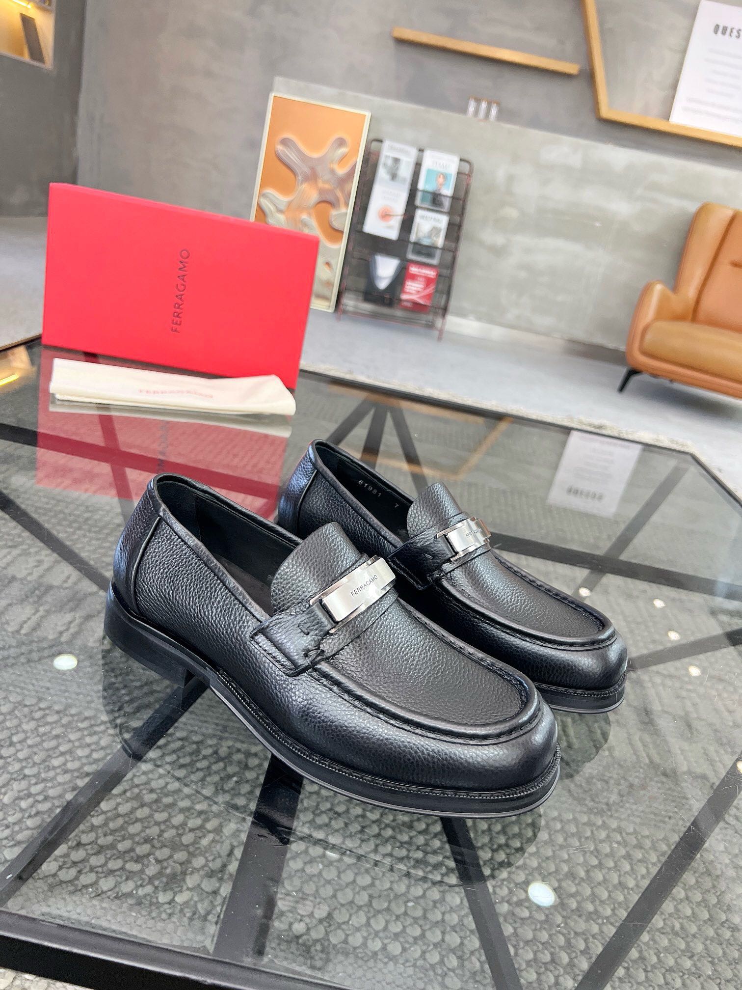 NO:219777,Brand Ferragamo color original color matching Size 39-44 Custom made 38.45 Price Material Ferragamo high quality · real shot new style Business casual leather shoes Top original single cow goods regular shoe factory upper soft cowhide luxury cowhide inner high-end quality original hardware buckle matching makes the whole shoe high-end and atmospheric Original rubber outsole, Ferragamo leather shoes, ferragamo, ferragamo, cowhide19860909品牌Ferragamo 颜色原版配色 码数39-44定做38.45 价格 材质菲拉格慕高质·实拍新款 商务休闲皮鞋顶级原单牛货正规鞋厂出品鞋面柔软牛皮奢华牛皮内里高端品质原版五金扣搭配使整个鞋子高端大气 原版橡胶大底,菲拉格慕 皮鞋,ferragamo,ferragamo,cowhide,Men's shoes
