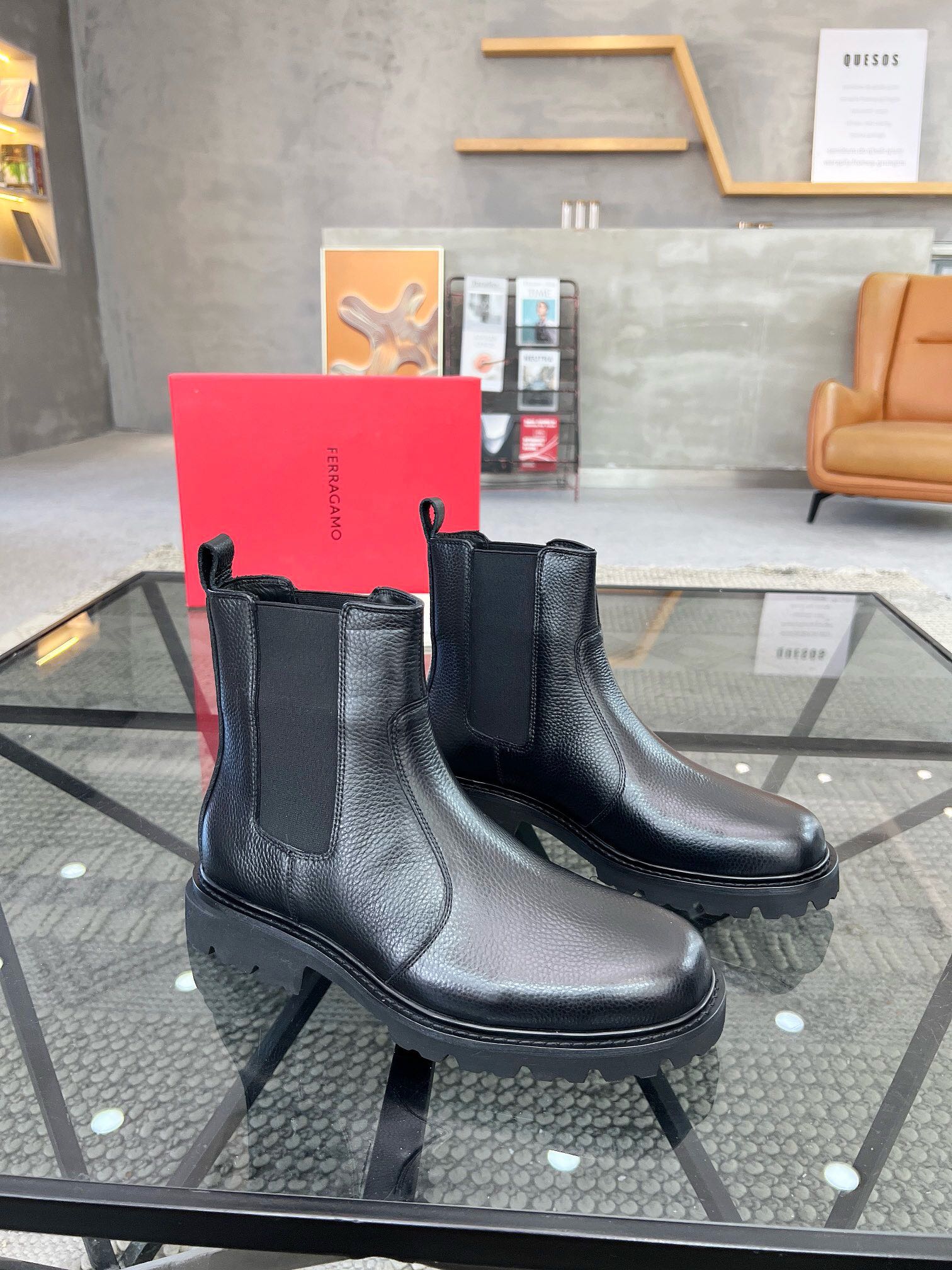 NO:220008,Brand Ferragamo color original color matching Size 39-44 Custom made 38.45 Price Material Ferragamo high-end quality, autumn and winter men's boots, this desert boot has smooth outline and exquisite details and classic style, making it an ideal shoe for casual style. The upper is made of soft Italian cowhide, decorated with high-top eyelets and thin straps in the same color. The sole is decorated with concave edges, adding avant-garde atmosphere to the smooth lines, eye-catching and unique. Rubber floral soles, Ferragamo men's boots, ferragamo, ferragamo, boots, cowhide19860909品牌Ferragamo 颜色原版配色 码数39-44定做38.45 价格 材质菲拉格慕高端精品,秋冬男靴,这款沙漠靴轮廓流畅且细节精巧,风格经典,是搭配休闲造型的理想鞋履.鞋面由柔软的意大利牛皮制成,饰有同色调高帮孔眼和细系带.鞋底饰有凹式沿条,为流畅线条增添前卫气息,醒目出众,别具一格.橡胶花泡鞋底,菲拉格慕男靴,ferragamo,ferragamo,boots,cowhide,Men's shoes