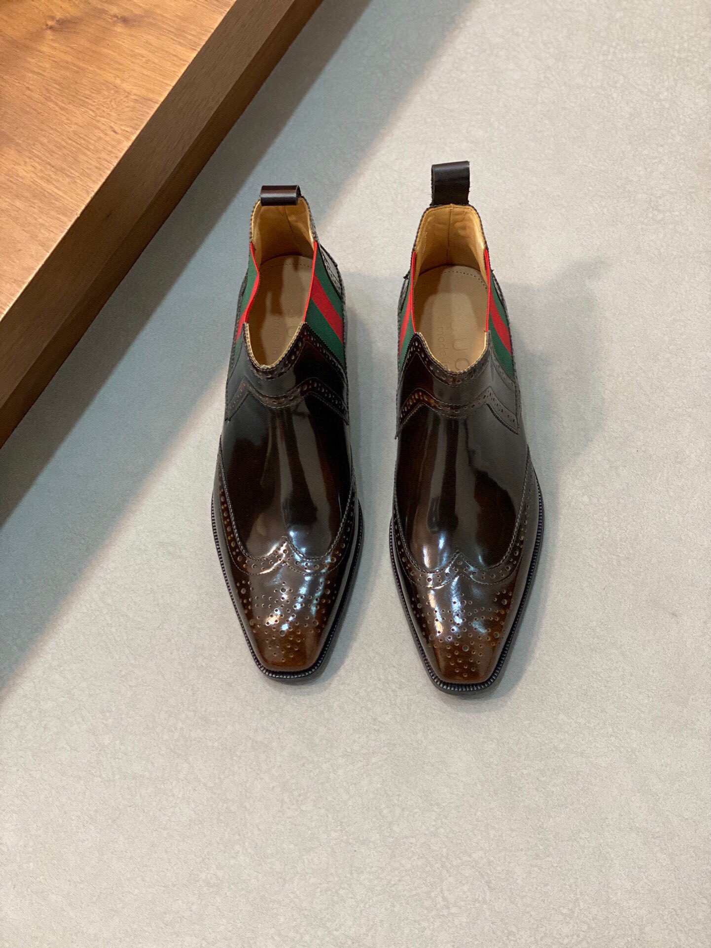 NO:220013,Brand G U C C I color original color matching Number of 38-44 Customized 45.46 Price Material Guqi new style High-top Business formal leather shoes!  Quality please see the details Classic simple design Pure Goodyear hand-crafted and rigorous fine upper imported handmade cowhide leather to create fashionable headline cowhide inner high-end customization Original special supply (real leather sole) high quality Worth owning, Guqi leather shoes, cowhide, Leather soles19860909品牌G U C C I 颜色原版配色 码数38-44定做45.46 价格 材质古奇新款 高帮 商务 正装皮鞋！质量请看细节经典简约设计纯固特异手工严谨精细鞋面进口手工牛皮制作打造出时尚头条牛皮内里高端定制 原版特供（真皮大底）高品质 值得拥有,古奇 皮鞋,cowhide,Leather soles,Men's shoes