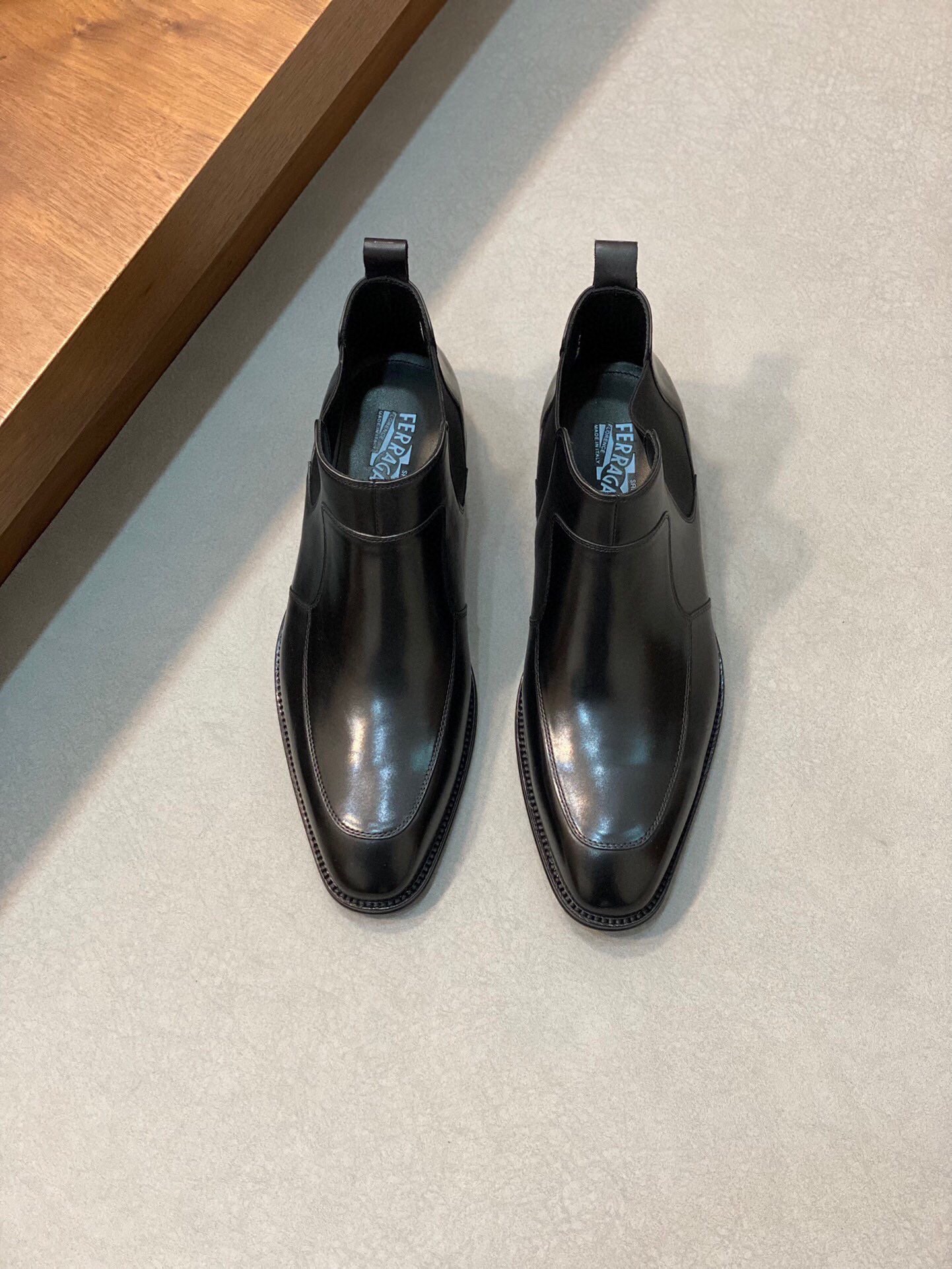 NO:220018,Brand Ferragamo Color original color matching Number 39-44 Custom made 38.45.46 Price Material Ferragamo New High Top Men's Business Leather Shoes are perfectly handmade for sale Original quality Exquisite workmanship rigorous upper using imported waxed cowhide craft cowhide inner original (real leather sole) upper high-end and atmospheric, Ferragamo men's boots, ferragamo, ferragamo, boots, cowhide, Leather soles19860909品牌Ferragamo 颜色原版配色 码数39-44定做38.45.46 价格 材质菲拉格慕新款 高帮 男士 商务皮鞋发售完美的手工制作 原单品质 做工精致严谨鞋面采用进口打蜡擦色牛皮工艺牛皮内里 原版（真皮大底）上脚 高端大气,菲拉格慕男靴,ferragamo,ferragamo,boots,cowhide,Leather soles,Men's shoes