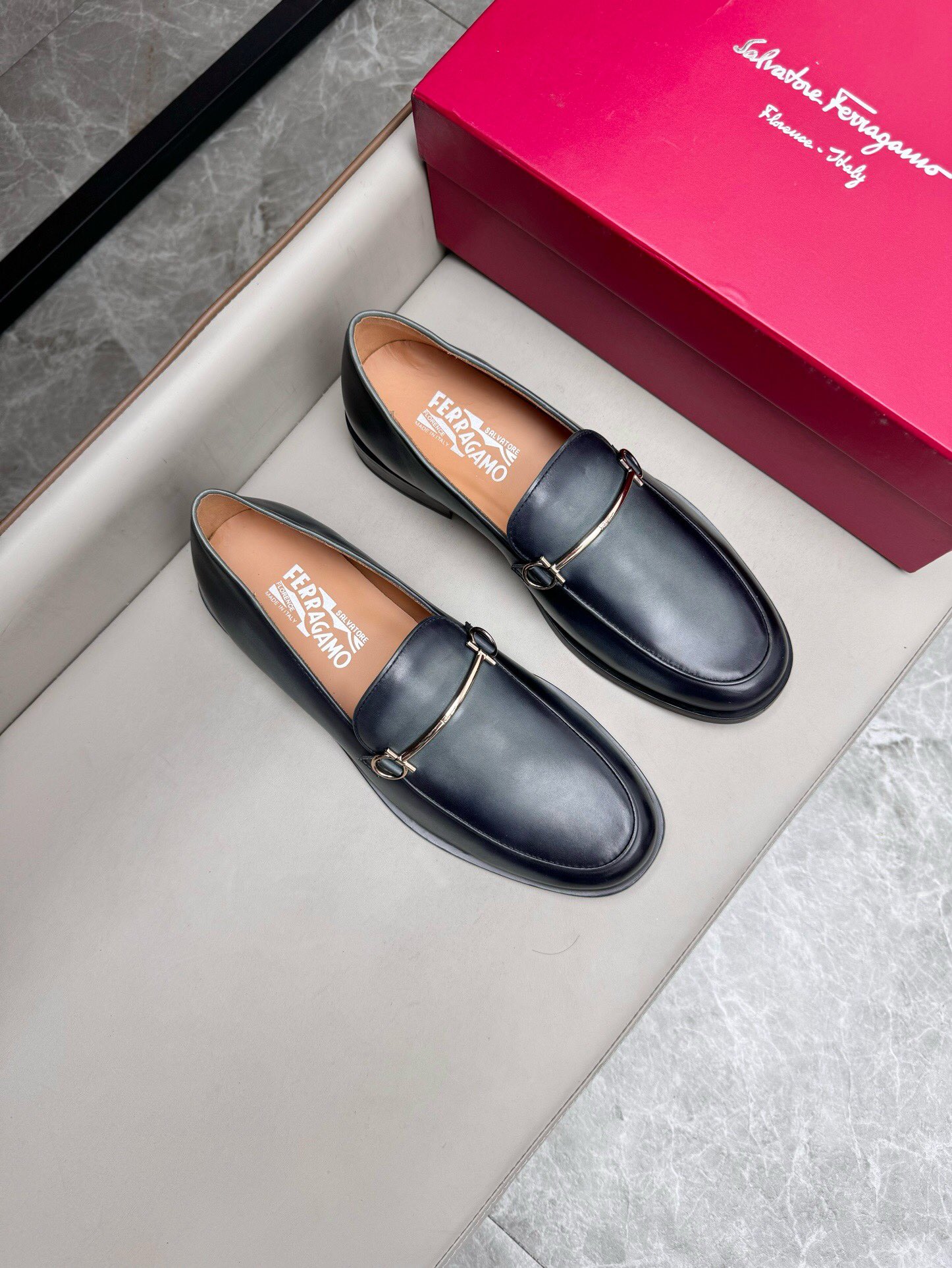 NO:219749,Brand Ferragamo Color original color matching Number 39-44 Custom made 38.45.46 Price Material Ferragamo New Style Men's Business Leather Shoes are perfectly handmade Original quality Exquisite workmanship rigorous upper is imported waxed and polished cowhide cowhide cowhide inner Original (real leather sole) upper high-end and atmospheric, Ferragamo Leather Shoes, ferragamo, ferragamo, cowhide, Leather soles19860909品牌Ferragamo 颜色原版配色 码数39-44定做38.45.46 价格 材质菲拉格慕新款 男士 商务皮鞋发售完美的手工制作 原单品质 做工精致严谨鞋面采用进口打蜡擦色牛皮工艺牛皮内里 原版（真皮大底）上脚 高端大气,菲拉格慕 皮鞋,ferragamo,ferragamo,cowhide,Leather soles,Men's shoes