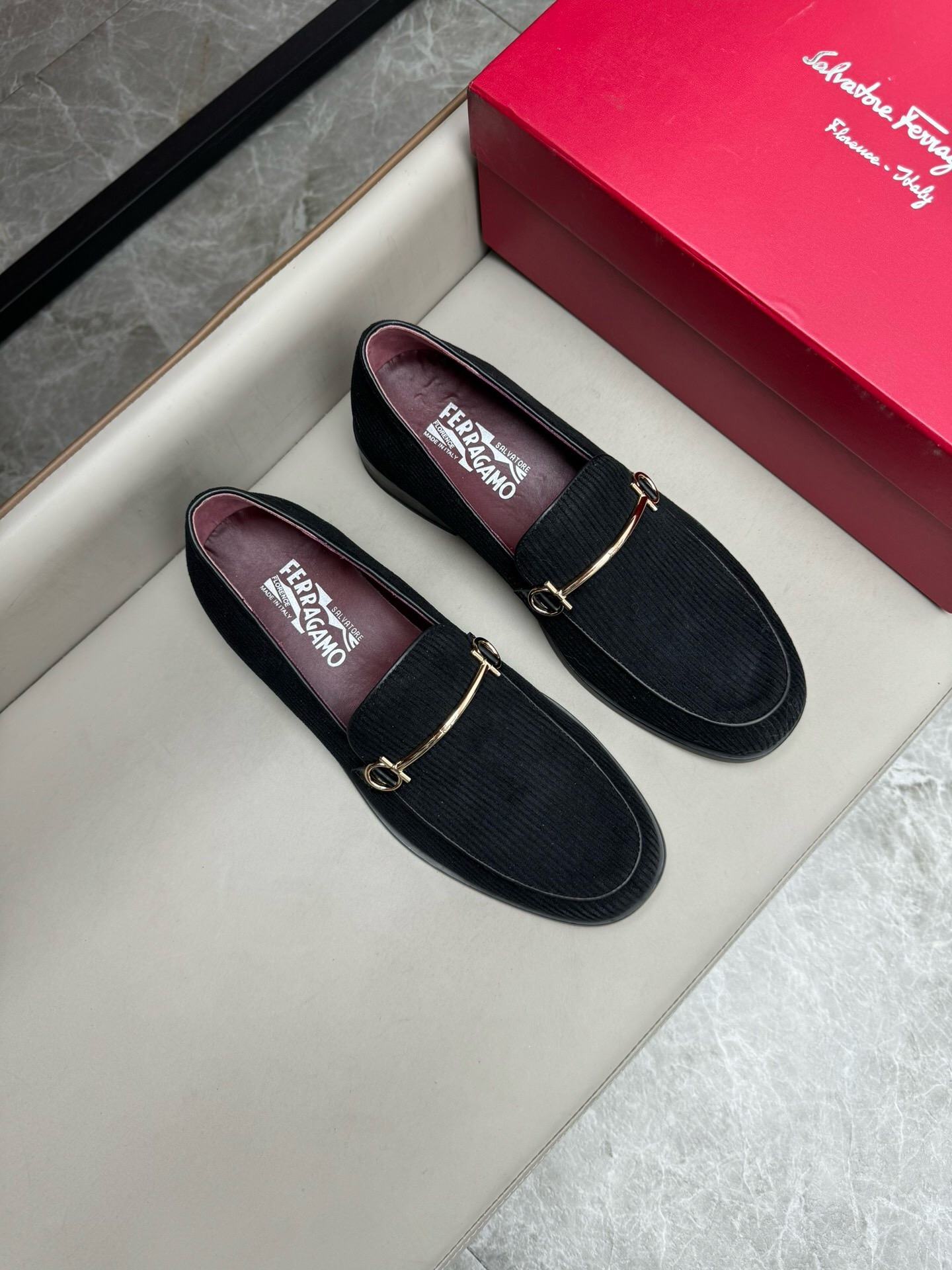 NO:220100,Brand Ferragamo Color original color matching Number 39-44 Custom made 38.45.46 Price Material Ferragamo New Style Men's Business Leather Shoes are perfectly handmade Original quality Exquisite workmanship rigorous upper is imported waxed and polished cowhide cowhide cowhide inner Original (real leather sole) upper high-end and atmospheric, Ferragamo Leather Shoes, ferragamo, ferragamo, cowhide, Leather soles19860909品牌Ferragamo 颜色原版配色 码数39-44定做38.45.46 价格 材质菲拉格慕新款 男士 商务皮鞋发售完美的手工制作 原单品质 做工精致严谨鞋面采用进口打蜡擦色牛皮工艺牛皮内里 原版（真皮大底）上脚 高端大气,菲拉格慕 皮鞋,ferragamo,ferragamo,cowhide,Leather soles,Men's shoes