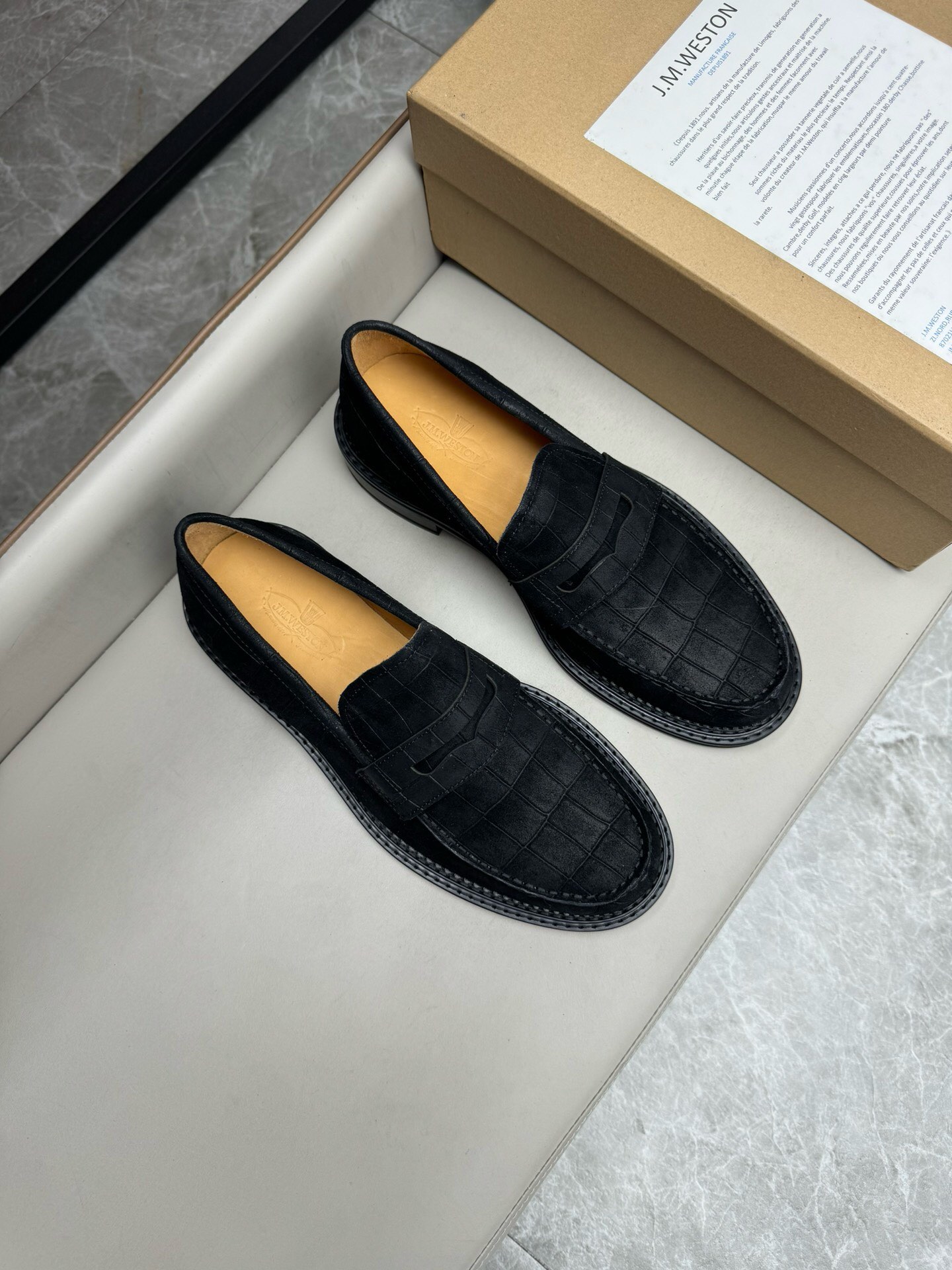 NO:220199,J.M.WESTON French brand classic business leather shoes, men's business leather shoes, imported original cowhide, cowhide inner, cowhide inner (original genuine leather sole) makes the shoes fashionable and comfortable to wear on the feet. Size 39-44 (customized by 38, 45, 46), cowhide, Leather soles19860909J.M.WESTON法国品牌 经典商务皮鞋,男士商务皮鞋,进口原版牛皮,牛皮内里,牛皮内里（原版真皮大底）让鞋子穿在脚上时尚又舒适.码数39-44（38、45、46定做）,,cowhide,Leather soles,Men's shoes