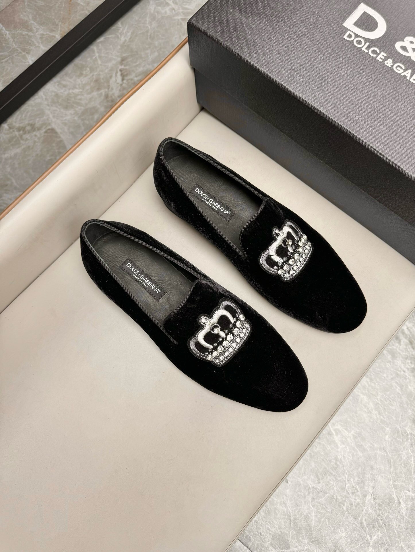 NO:220204,Brand D&G color original color matching 39-44 Custom made 38.45.46 Price Material Dolce & Gabbana/New Calfskin Mocasin Shoes Bernini Series Mocasin Shoes, embellished with new metal signs. Made of Mino Calfskin, (general leather outsole) retro and shiny texture complement each other, releasing contemporary and exquisite charm., Dolce & Gabbana leather shoes, Dolce & Gabbana, Dolce & Gabbana, Dolce & Gabbana, cowhide, Leather soles19860909品牌D&G 颜色原版配色 码数39-44定做38.45.46 价格 材质杜嘉班纳Dolce & Gabbana/新款小牛皮莫卡辛鞋 Bernini 系列莫卡辛鞋,点缀全新金属标牌.采用 Mino 小牛皮制成,（真皮大底）复古与亮泽质感相得益彰,释放当代考究魅力.,杜嘉班纳皮鞋,Dolce&Gabbana,Dolce&Gabbana,Dolce&Gabbana,cowhide,Leather soles,Men's shoes