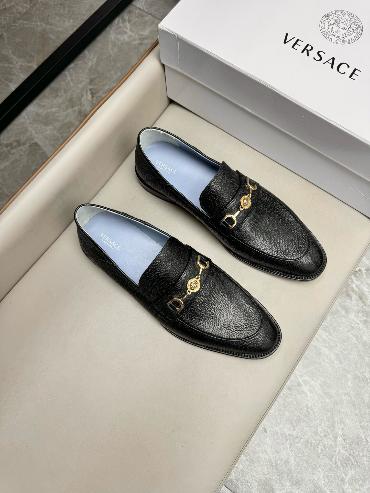 NO:220153,Brand VERSACE color original color matching code number 39-44 customized 38.45.46 price Material Versace new business men's shoes!  Top original quality, imported cowhide inner cowhide foot pad style, elegant and elegant, perfect streamline, high-quality workmanship, pure handmade to create a comfortable wearing experience original (real leather sole), Versace leather shoes, versace, versace, cowhide, Leather soles19860909品牌VERSACE 颜色原版配色 码数39-44定做38.45.46 价格 材质范思哲新款商务男鞋！顶级原单品质 采用进口牛皮牛皮内里牛皮垫脚版型大气上脚超有气质完美的流线高品质做工1:1精准复刻 纯手工打造舒适的穿着体验原版（真皮大底）,范思哲 皮鞋,versace,versace,cowhide,Leather soles,Men's shoes