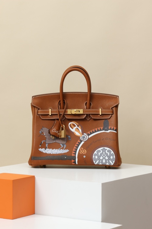 Elegant Leather Handbag with Gold Accents - Chic and Versatile 1 Elegant Leather Handbag with Gold Accents – Chic and Versatile