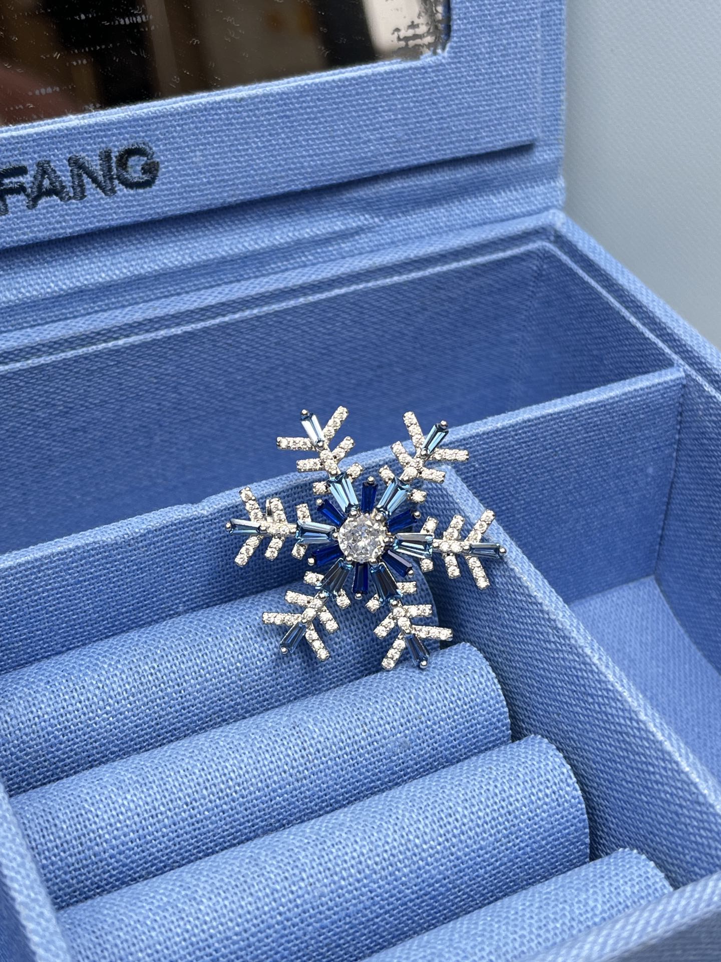 ❤️95包邮/原单代购级别
HEFANG何方珠宝蓝色雪花胸针。