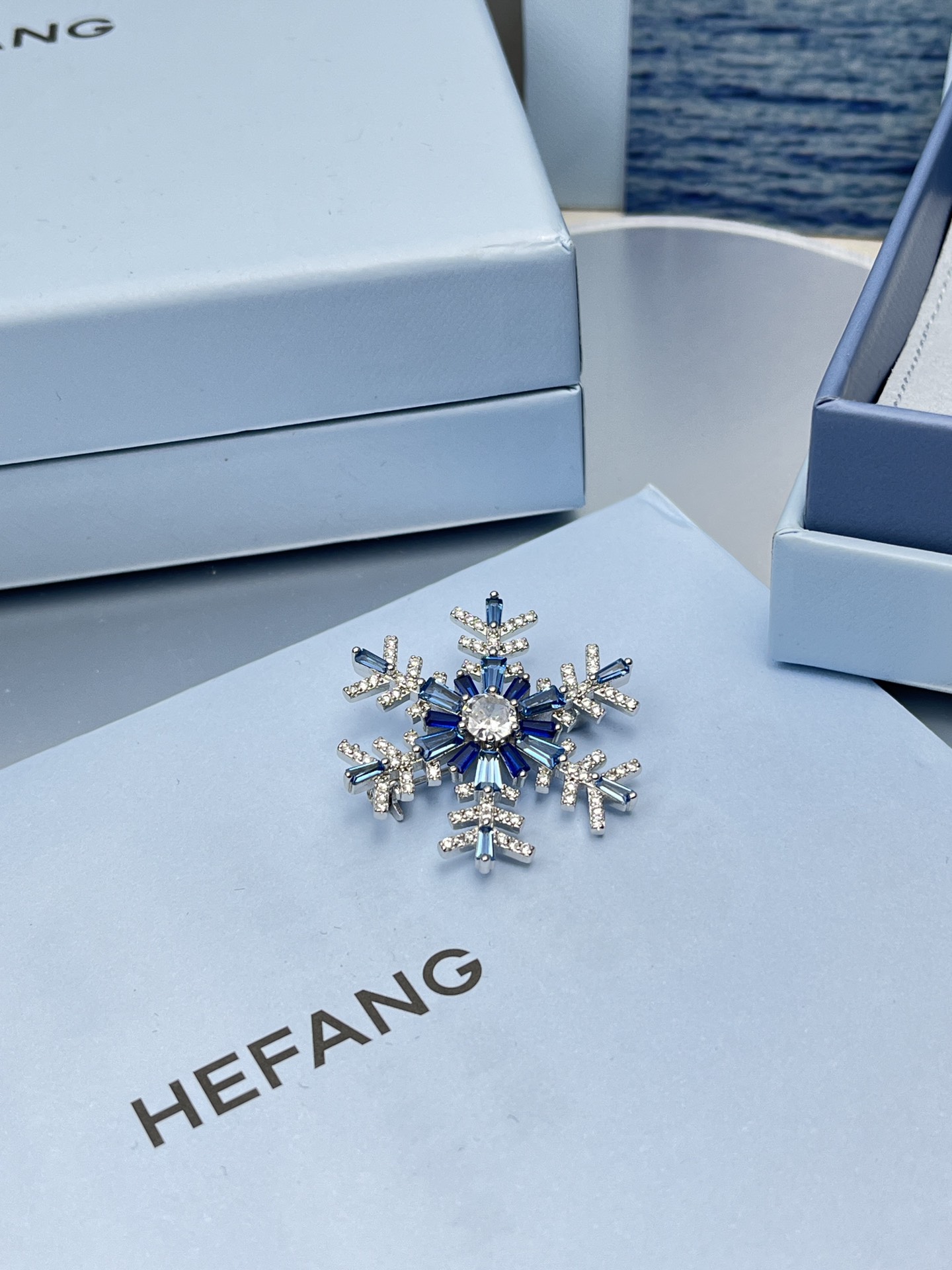 ❤️95包邮/原单代购级别
HEFANG何方珠宝蓝色雪花胸针。