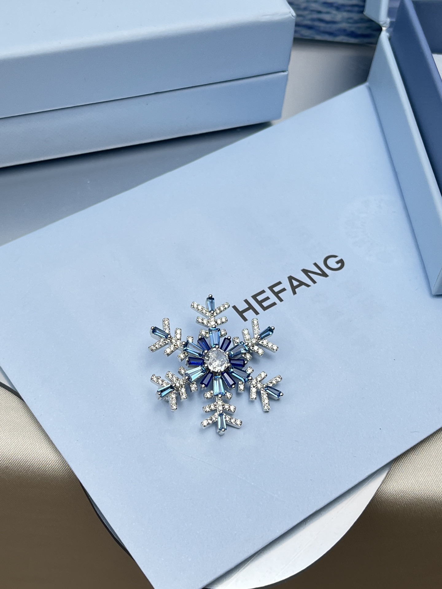 ❤️95包邮/原单代购级别
HEFANG何方珠宝蓝色雪花胸针。