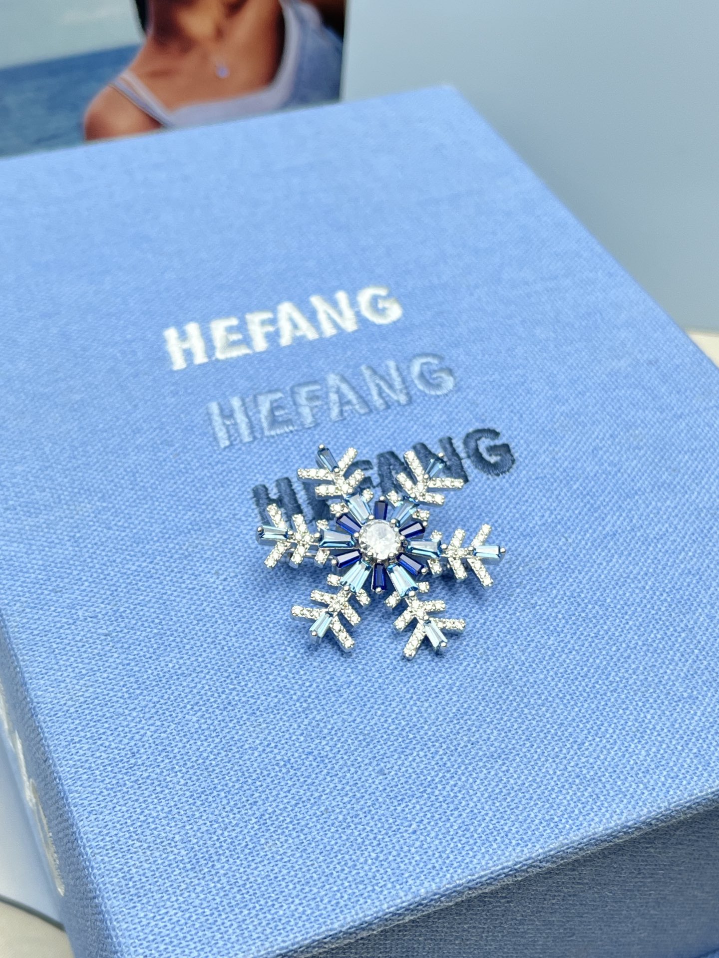 ❤️95包邮/原单代购级别
HEFANG何方珠宝蓝色雪花胸针。