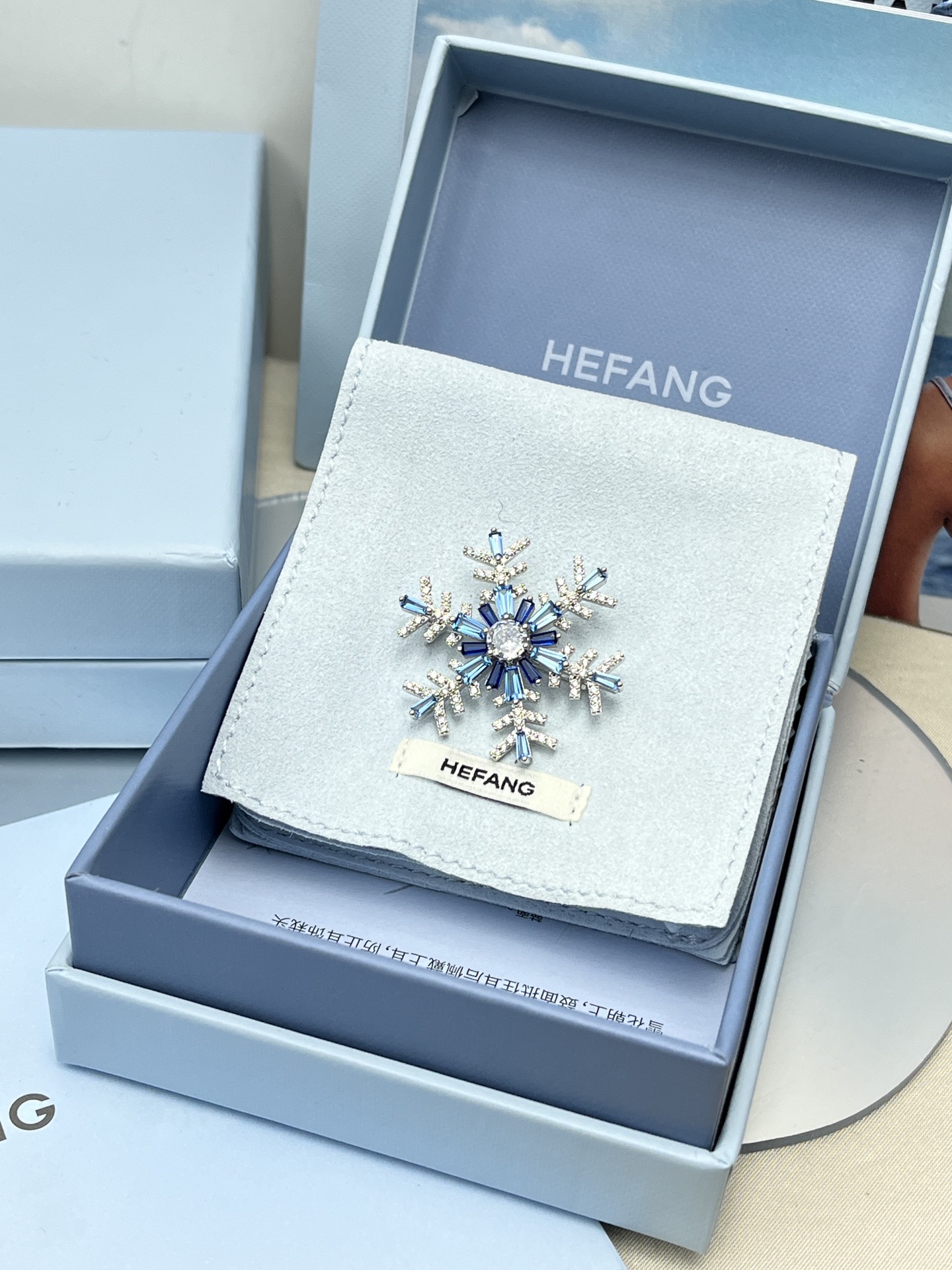 ❤️95包邮/原单代购级别
HEFANG何方珠宝蓝色雪花胸针。