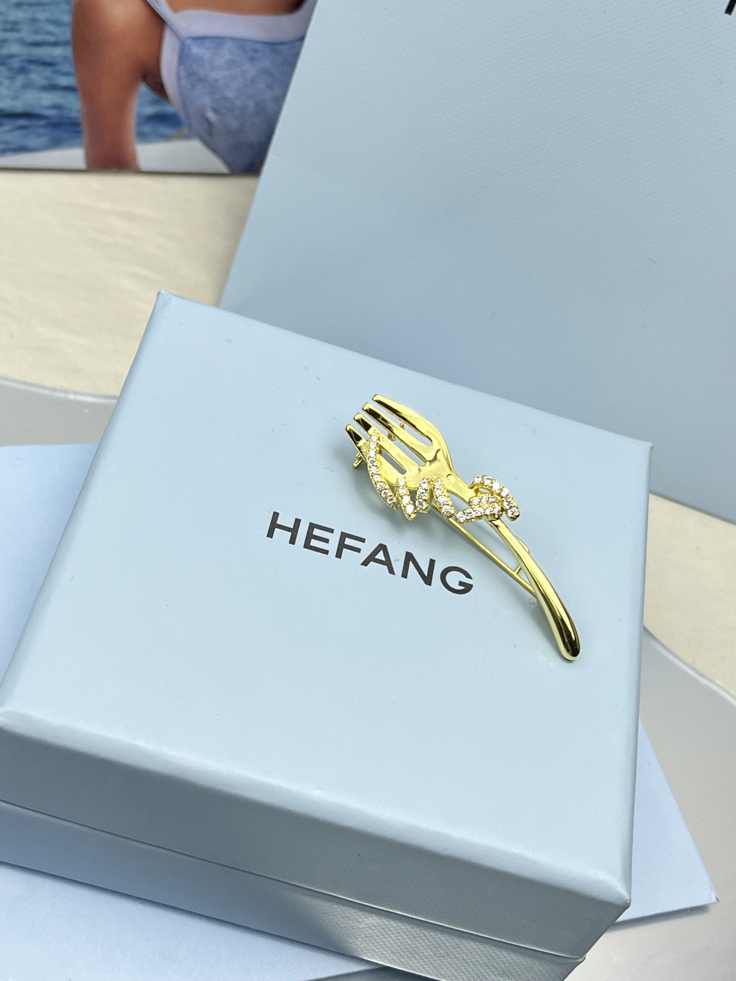 ❤️90包邮/原单代购级别
HEFANG何方珠宝叉子意面胸针。