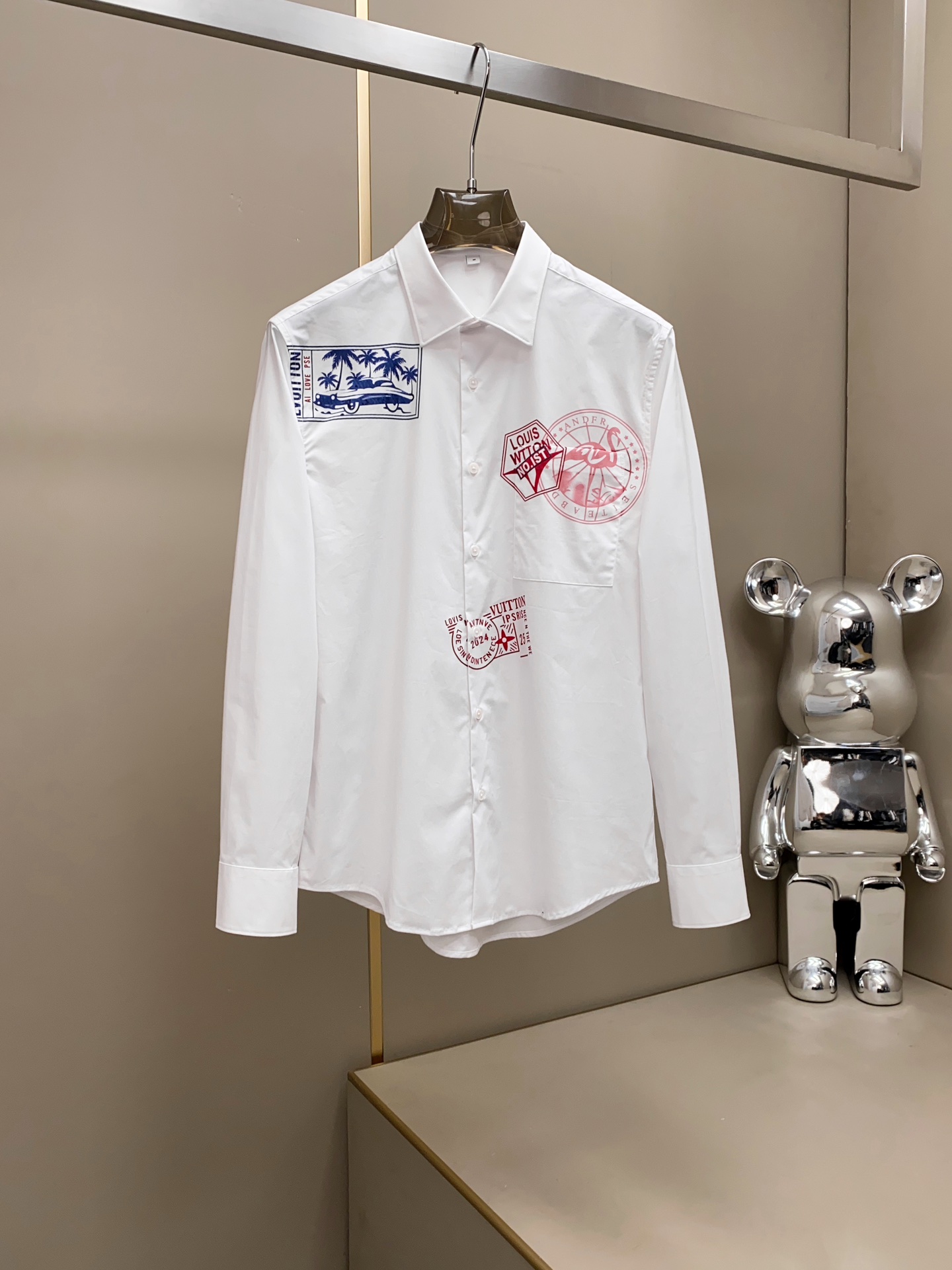 NO:428548,.Lv Louis Vuitton Grey Scraps long-sleeved men and women shirts Scraps long-sleeved shirts, with its unique design style, perfectly blend fashion and practicality. This design of men and women shows the inclusiveness and diversity of the brand, and also proves the brand's unique positioning in the fashion industry. This shirt features large and playful colored pattern prints, and every detail is full of vitality. The theme of the print represents the flight mode and the travel seal of the capsule, meaning the yearning for freedom and exploration. Whether in workplace or leisure time, this shirt can bring confidence and vitality to the wearer. The classic patch pocket design is another highlight of this shirt. This design not only adds the fashion sense of the overall shape, but also makes the whole style more classic and charming. The patch pocket design makes the shirt more visually three-dimensional, but also provides the wearer with practical collection.  Whether it is a young person who wants to show his personality or a mature person who pursues classic and comfort, you can find your own style and charm in this shirt. Size data reference: S1XXL (172/145 jin m slim fit without belly) S S shoulder width 46cm-bust 104cm-length 73cm-sleeve length 63 M shoulder width 47cm-bust 108cm-length 74cm-sleeve length 64 L shoulder width 48cm-bust 112cm-length 75cm-sleeve length 65 XL shoulder width 49cm-bust 116cm-length 76cm-sleeve length 66 2XL shoulder width 50cm-bust 120cm-length 77cm-sleeve length 67,,louis vuitton,louis  vuitton,shirts,alexander wang19860909.Lv路易威登 对格列Scraps长袖男女同款衬衫 Scraps长袖衬衫,以其独特的设计风格,将时尚与实用性完美融合.男女同款的这一设计,展现了品牌的包容性与多元性,也证明了该品牌在时尚界中独特的定位. 这款衬衫以大而俏皮的彩色图案印花为特色,每一处细节都显得活力四溢.印花的主题代表着飞行模式和胶囊的旅行印章,寓意着对自由和探索的向往.无论是在工作场合还是休闲时光,这款衬衫都能为穿着者带来自信与活力的感觉. 经典的贴袋设计则是这款衬衫的另一个亮点.这一设计不仅增加了整体造型的时尚感,也使得整个款式更具经典魅力.贴袋的设计使得衬衫在视觉上更加立体,同时也为穿着者提供了实用的收 无论是想要展现个性的年轻人,还是追求经典与舒适的成熟人士,都能在这款衬衫中找到属于自己的风格与魅力. 尺码数据参考: S一XXL（172/145斤m修身 没肚腩） S码肩宽46cm-胸围104cm-衣长73cm-袖长63 M码肩宽47cm-胸围108cm-衣长74cm-袖长64 L码肩宽48cm-胸围112cm-衣长75cm-袖长65 XL码肩宽49cm-胸围116cm-衣长76cm-袖66 2XL码肩宽50cm-胸围120cm-衣长77cm-袖长67,,louis vuitton,louis vuitton,shirts,alexander wang,Men's clothing