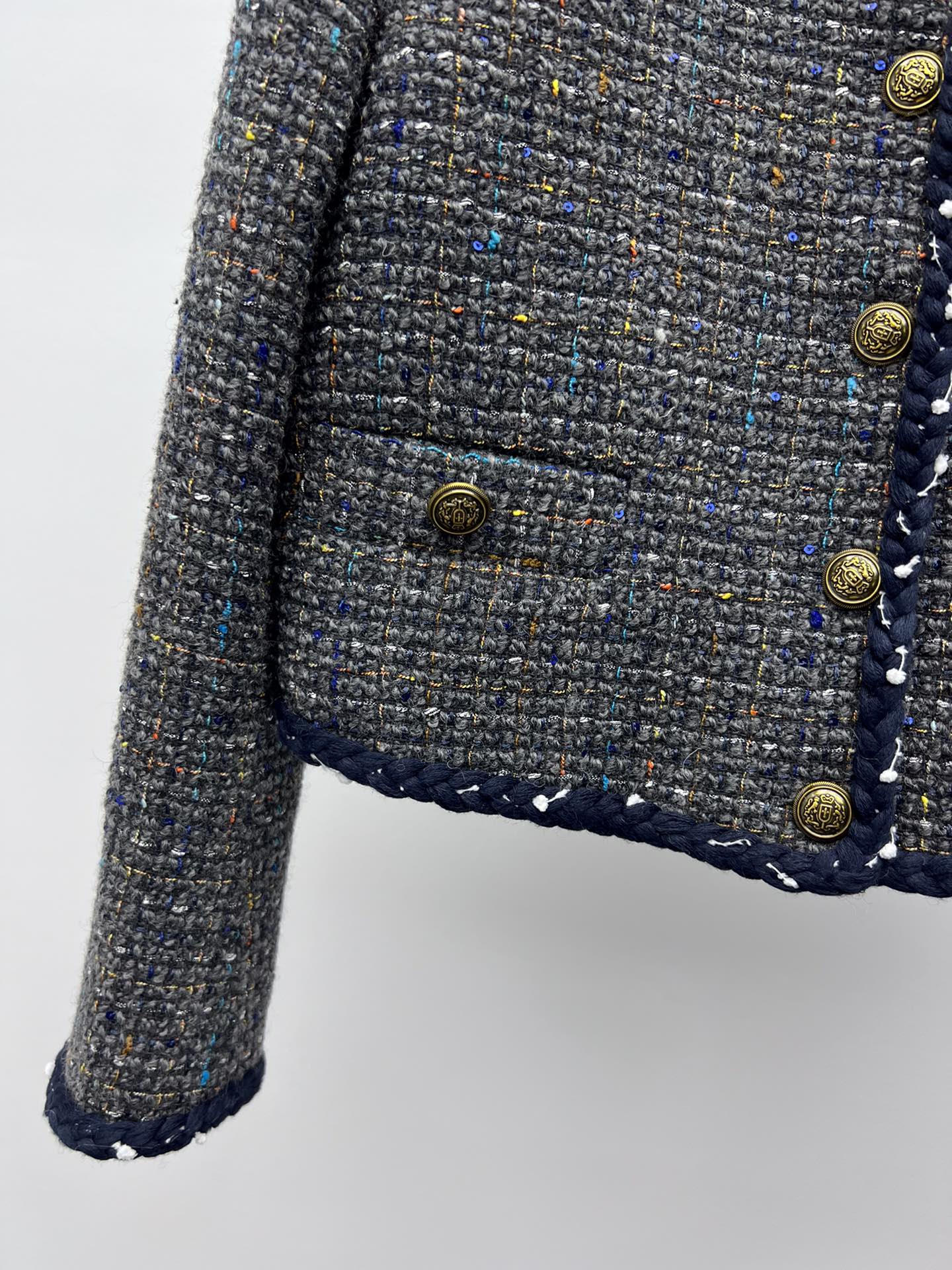 One-Size-Fits-All Female Suit in Retro Blue and Gray, Made of Wool and Flowers - 图片 4