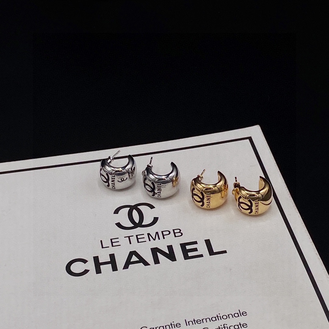 Chanel 🇫🇷香奈儿新款双C小耳钉 这款随意搭配都是非常好看百搭时尚单品 🎁日常款 很修饰脸型 很上档次的 很优雅气质 香香 9