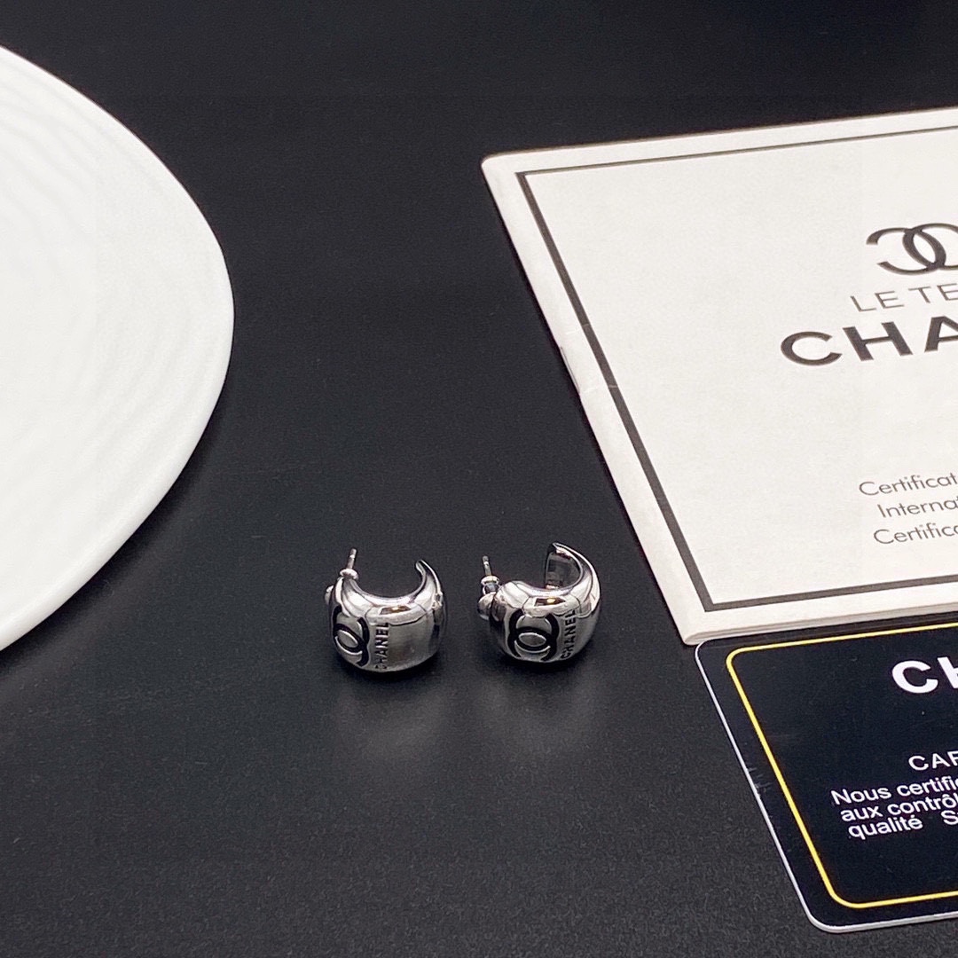 Chanel 🇫🇷香奈儿新款双C小耳钉 这款随意搭配都是非常好看百搭时尚单品 🎁日常款 很修饰脸型 很上档次的 很优雅气质 香香 6