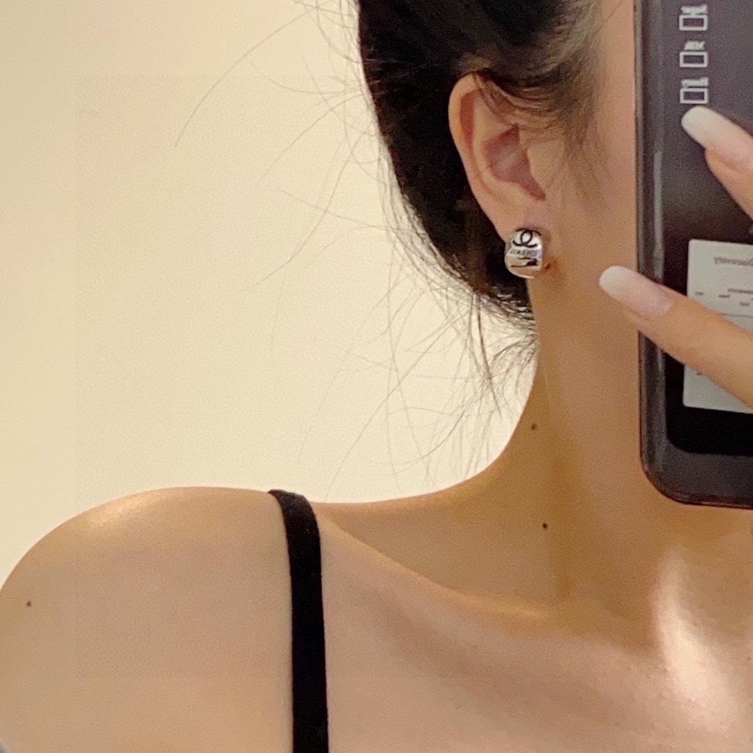 Chanel 🇫🇷香奈儿新款双C小耳钉 这款随意搭配都是非常好看百搭时尚单品 🎁日常款 很修饰脸型 很上档次的 很优雅气质 香香 2