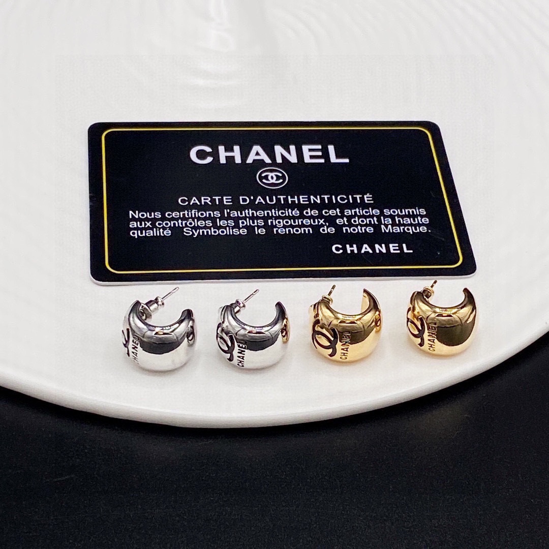 Chanel 🇫🇷香奈儿新款双C小耳钉 这款随意搭配都是非常好看百搭时尚单品 🎁日常款 很修饰脸型 很上档次的 很优雅气质 香香 3