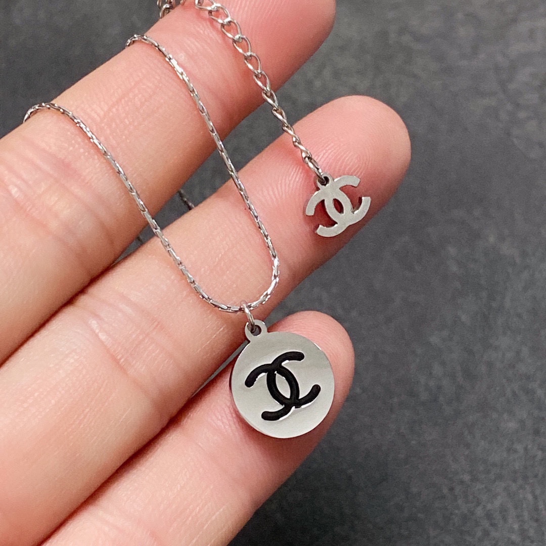 NO:110460,Chanel Chanel's latest double C silver necklace 14K stainless steel color protection is super personalized, the versatile style is very special, the overall details are very surprising, the design feels full, not only bringing personal confidence and taste, but also elegant and fashionable style, highlighting the elegant French atmosphere, and meticulous details make it more attractive to wear, jewelry quality, chanel, chanel, necklace19860909香奈儿Chanel最新款双C银色项链14K精钢保色超个性,百搭款特别特别赞,整体细节非常令人惊喜,设计感十足,不仅带出个人自信及品味,款式典雅而时尚,突显法式高雅气息,加上一丝不苟的细节,使得佩戴起来更具吸引力,饰品精品,chanel,chanel,necklace,Jewelry