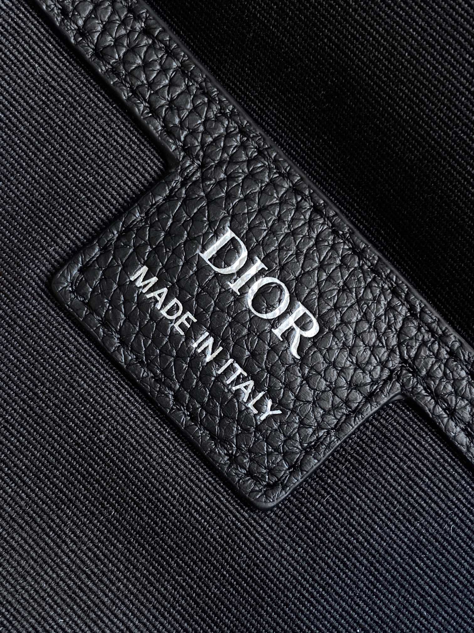 这款Dior8卷顶双肩背包是二零二五春季男装系列新品时尚且实用采用黑色Oblique印花面料等材质精心制